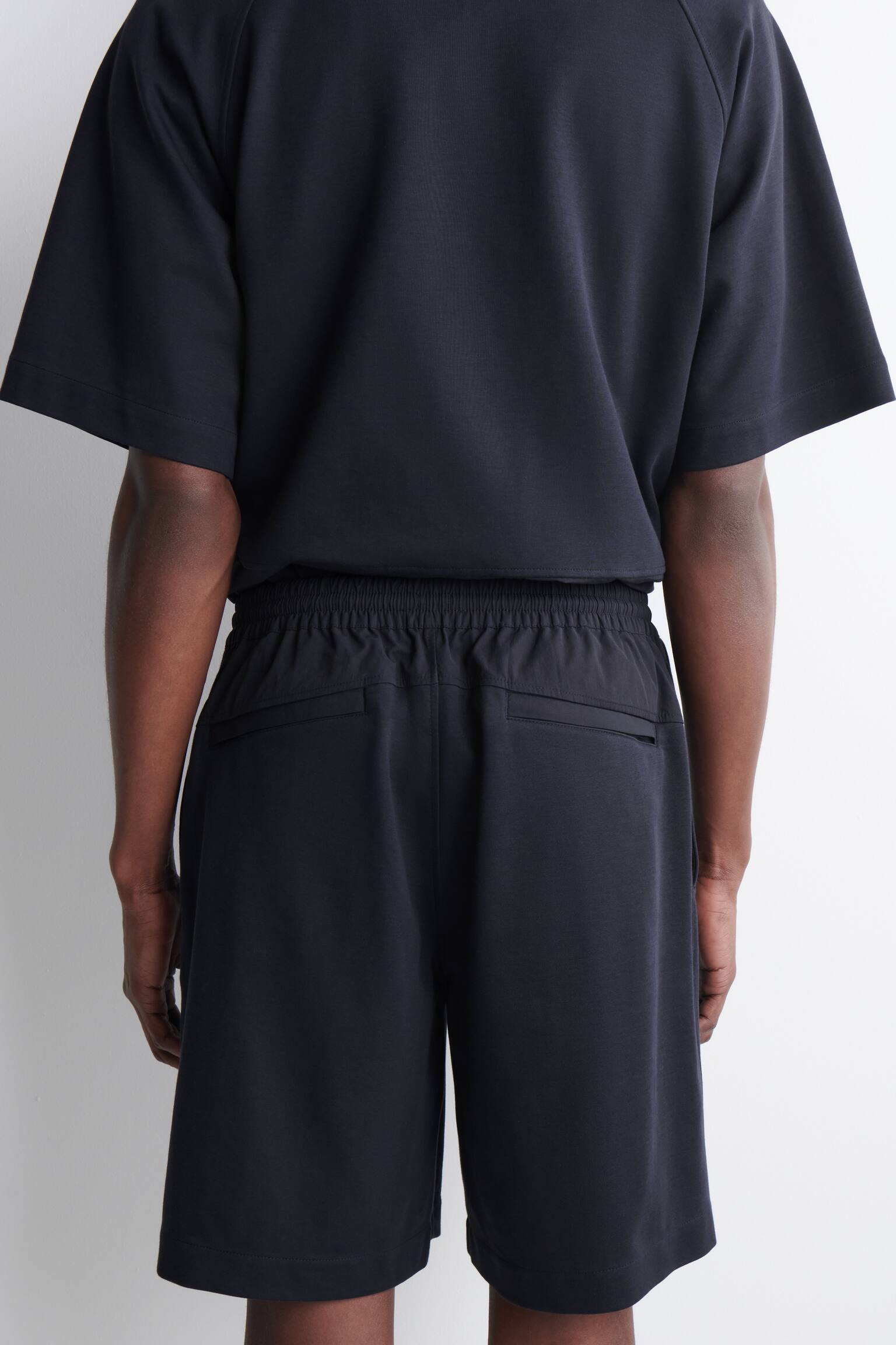 מכנסיים קצרים מג'רזי עם מותן אלסטית ומשולבת פנלים - כחול כהה - 4