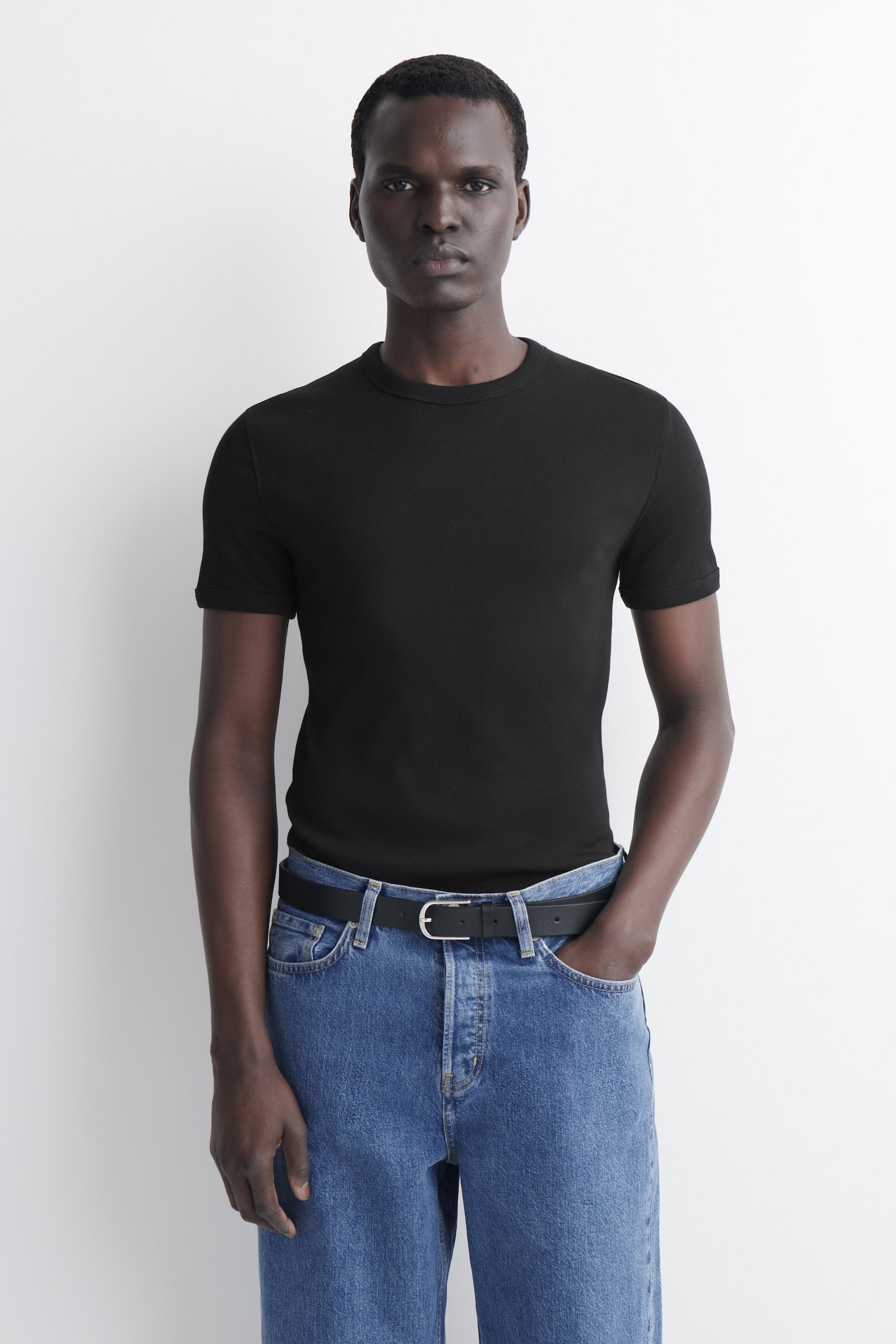 SCHMAL GESCHNITTENES GERIPPTES BAUMWOLL-T-SHIRT-SCHWARZ - 1