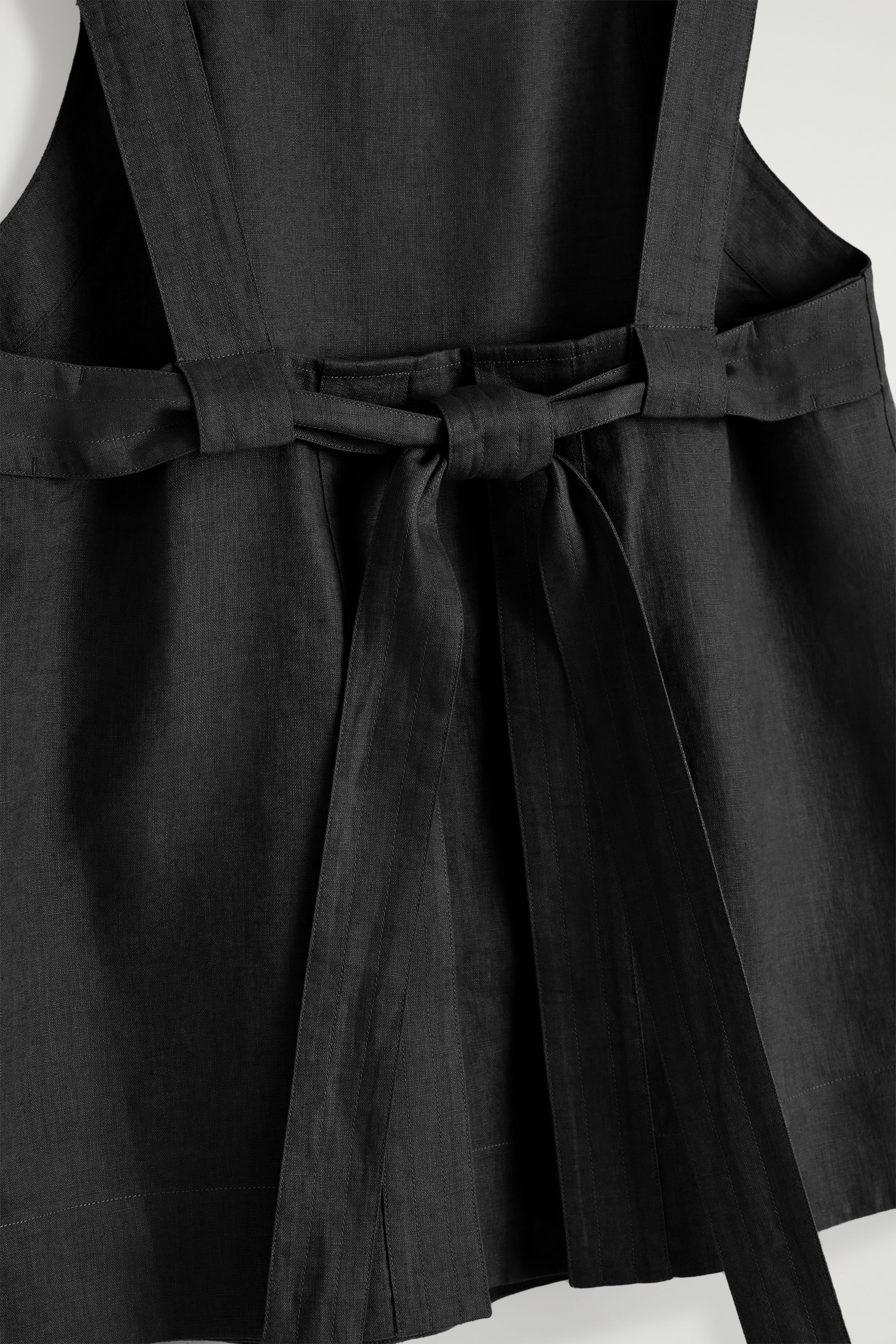 Zobrazit větší obrázek: LNIENÝ TOP S UVÁZÁNÍM NA ZADNÍ STRANĚ - ČERNÁ - ŽENY | H&M CZ 7