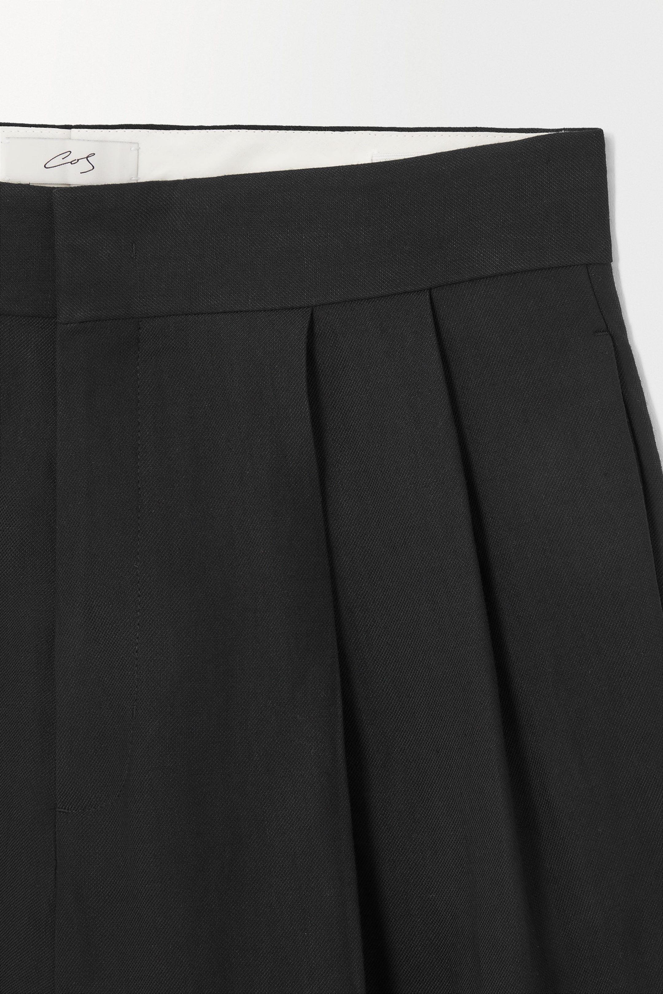 THE PLEATED SHORTS