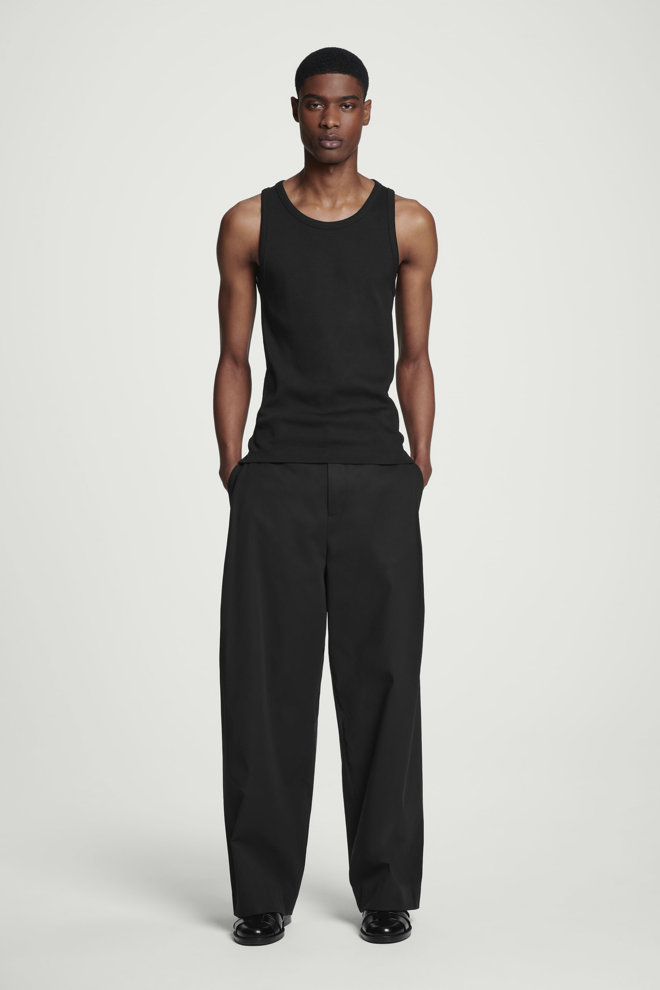 Grösseres Bild ansehen: SCHMALES GERIPPTES TANKTOP AUS BAUMWOLLE - SCHWARZ - HERREN | H&M CH 3