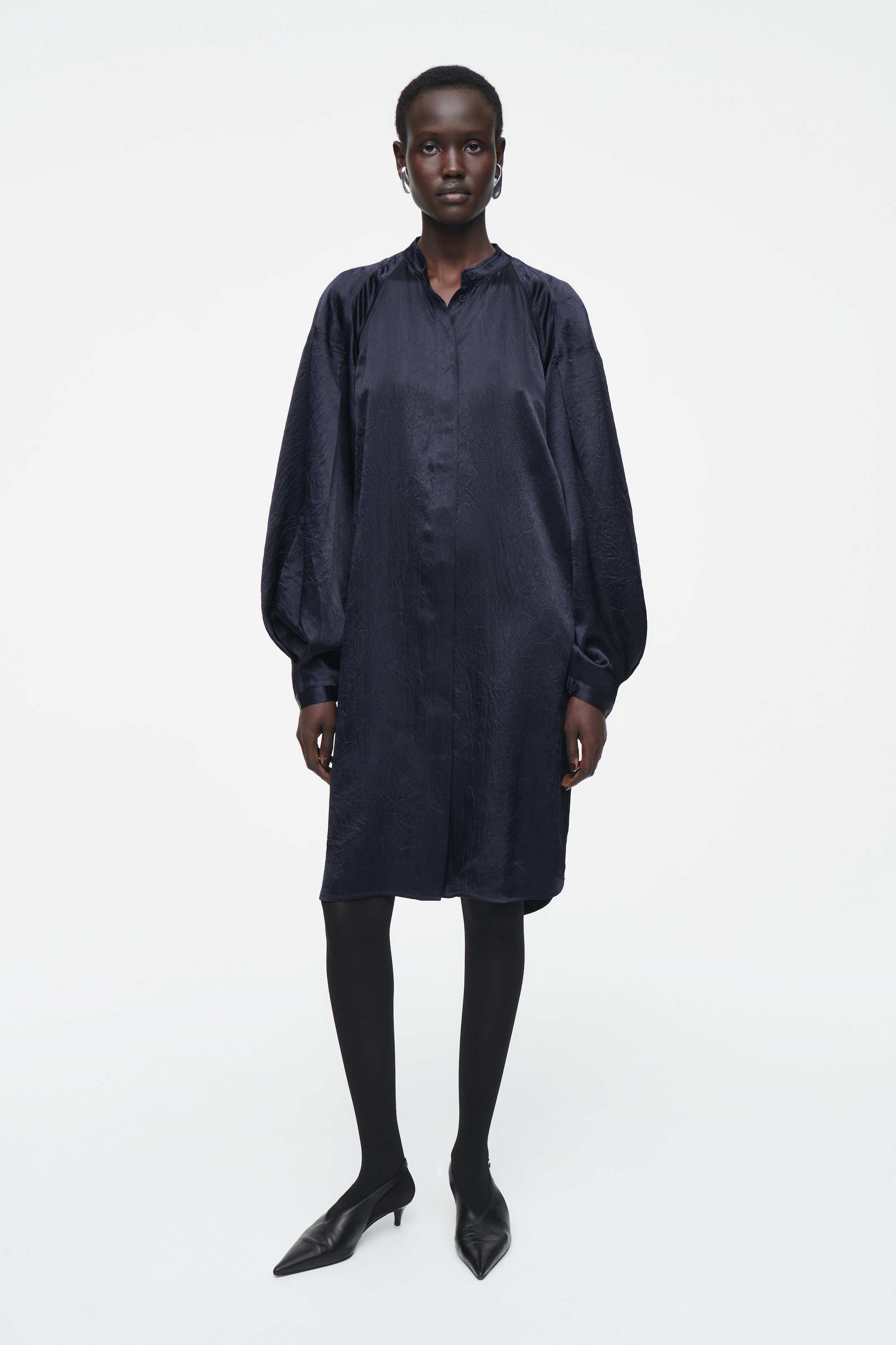 Ingrandisci l'immagine: PLEATED-DETAIL SATIN MIDI DRESS - NAVY - DONNA | H&M CH 1