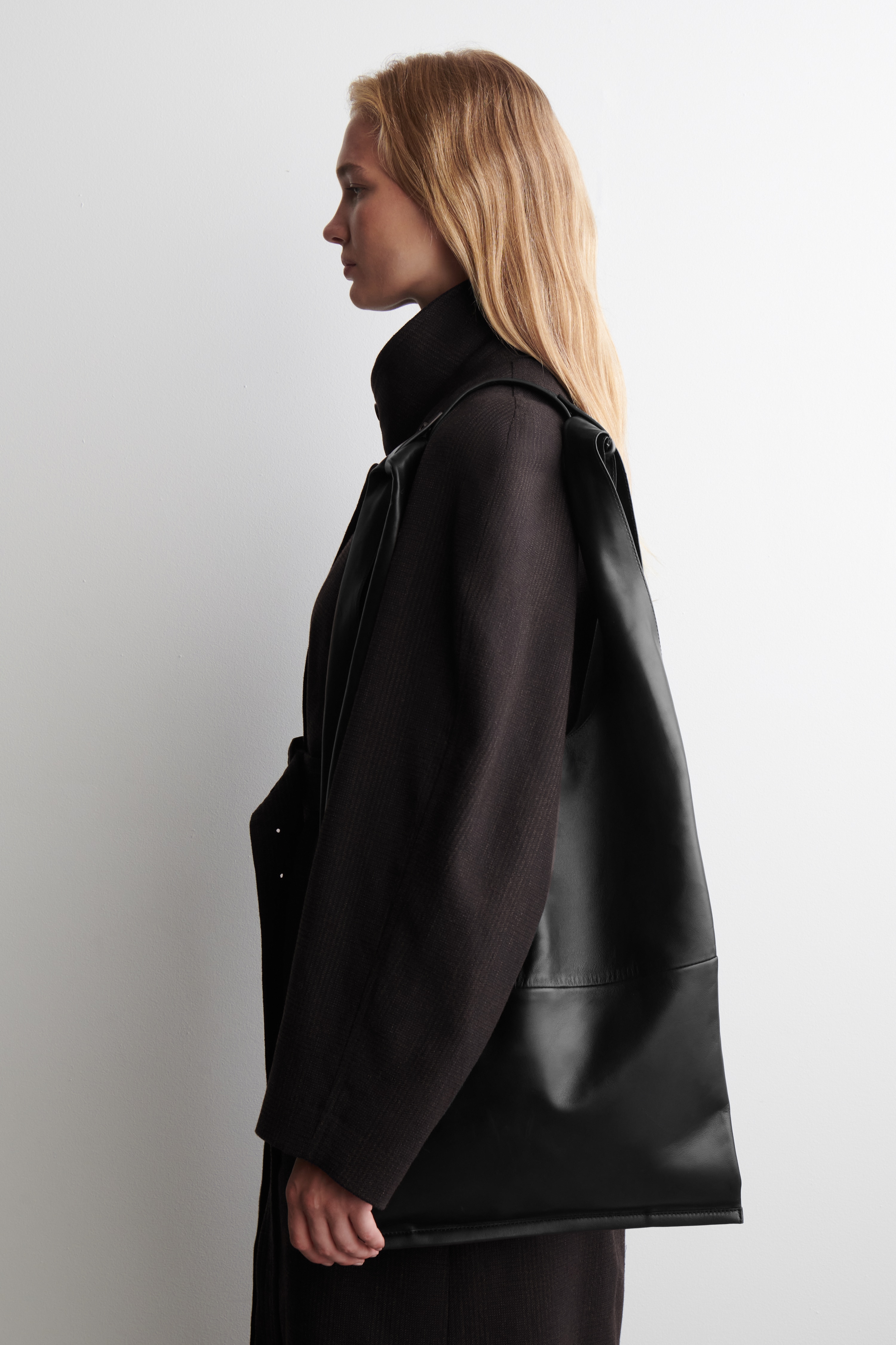 VOLNÁ KOŽENÁ TAŠKA - ČERNÁ