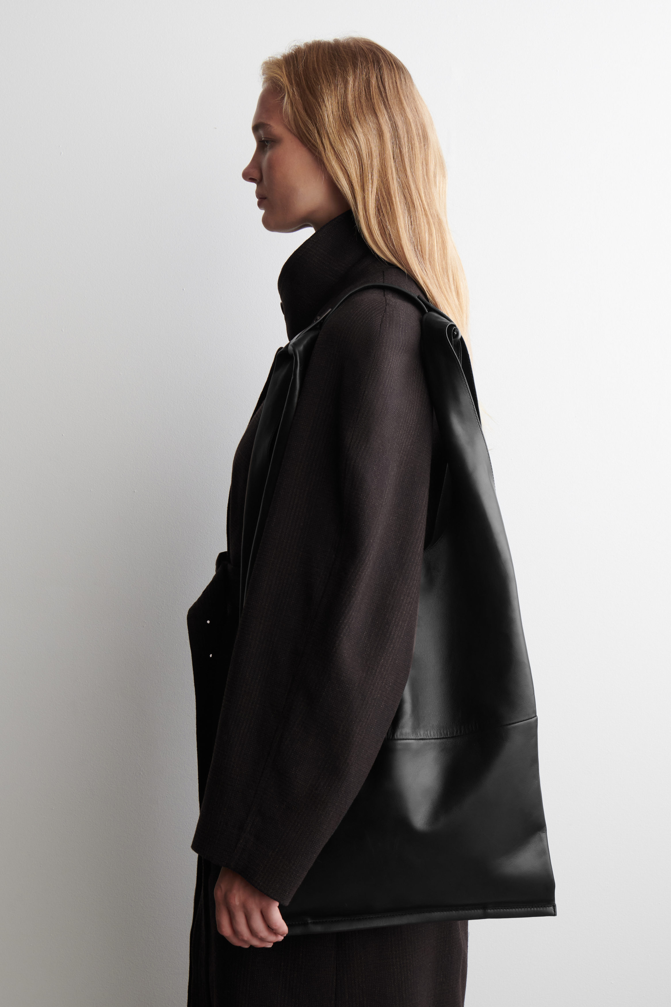 SLOUCHY TOTE BAG - LEATHER - BLACK | COS AU