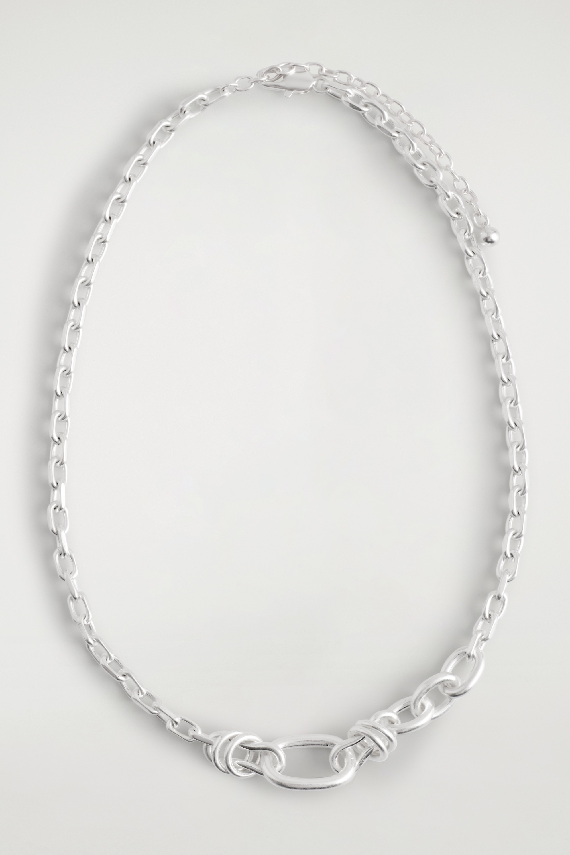 NÁHRDELNÍK S RŮZNÝMI ŘETÍZKY - STŘÍBRNÁ