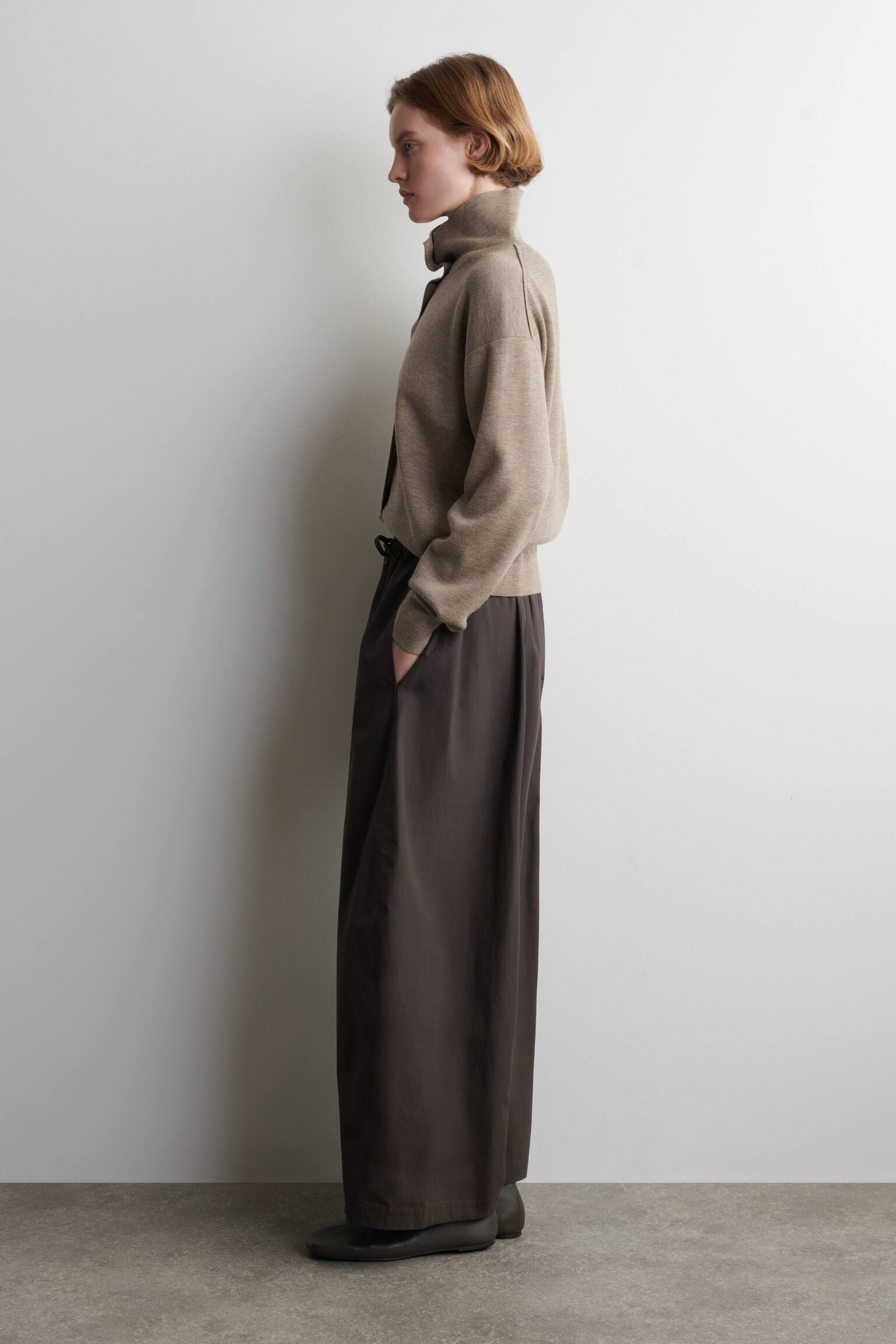 מכנסיים עם רגל בצורת חבית אלסטית - DARK BROWN/DARK RED - 3