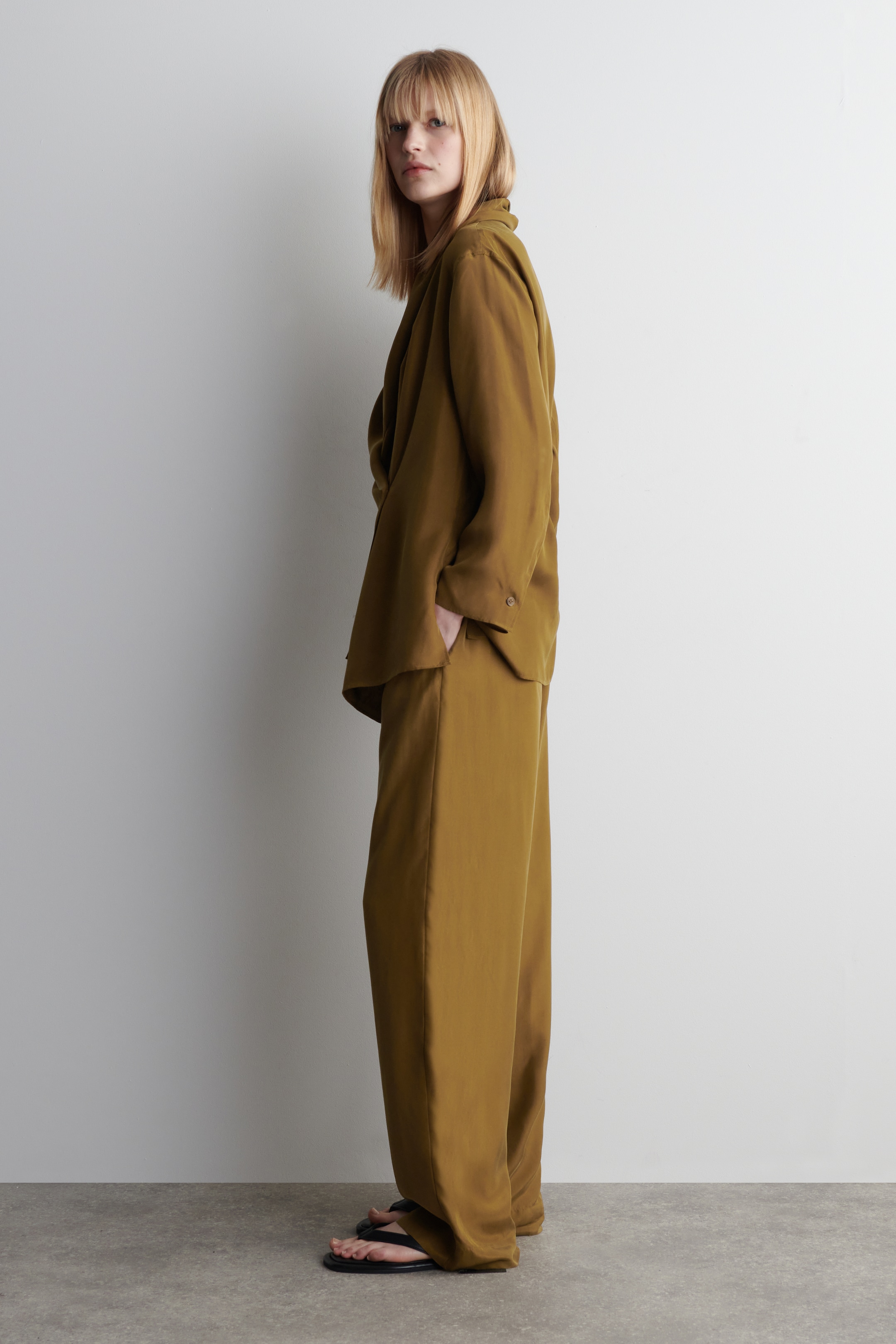 Ingrandisci l'immagine: SHAWL-LAPEL SILK BLAZER - BROWN - DONNA | H&M CH 5