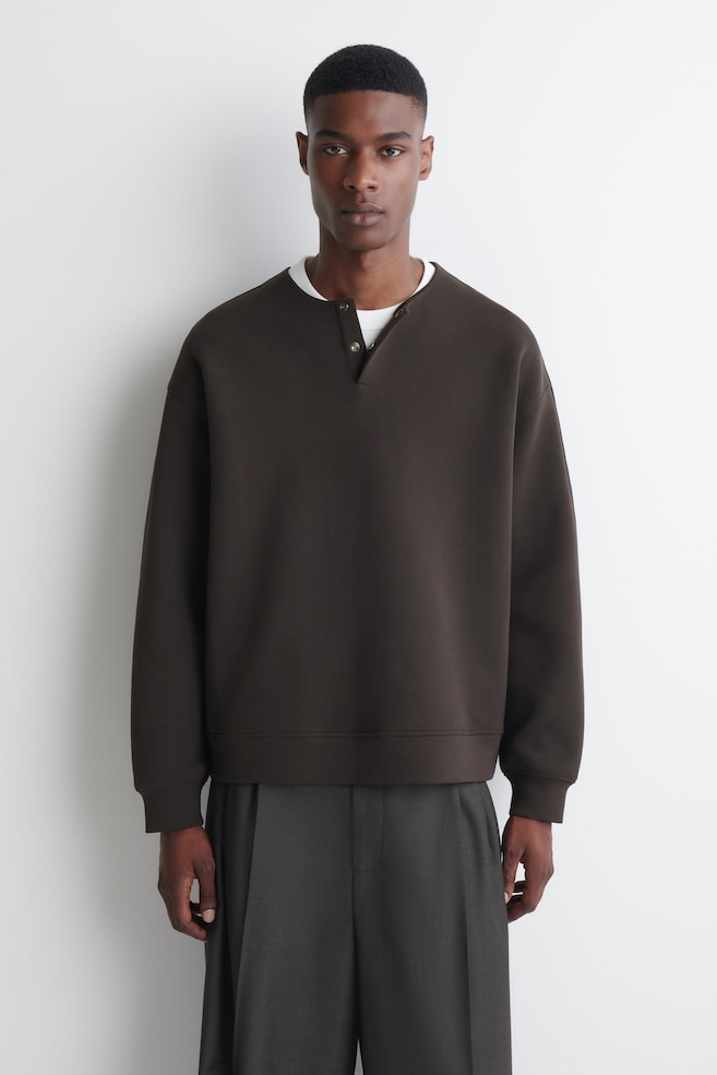 RELAXED SCUBA HENLEY TOP — DARK BROWN