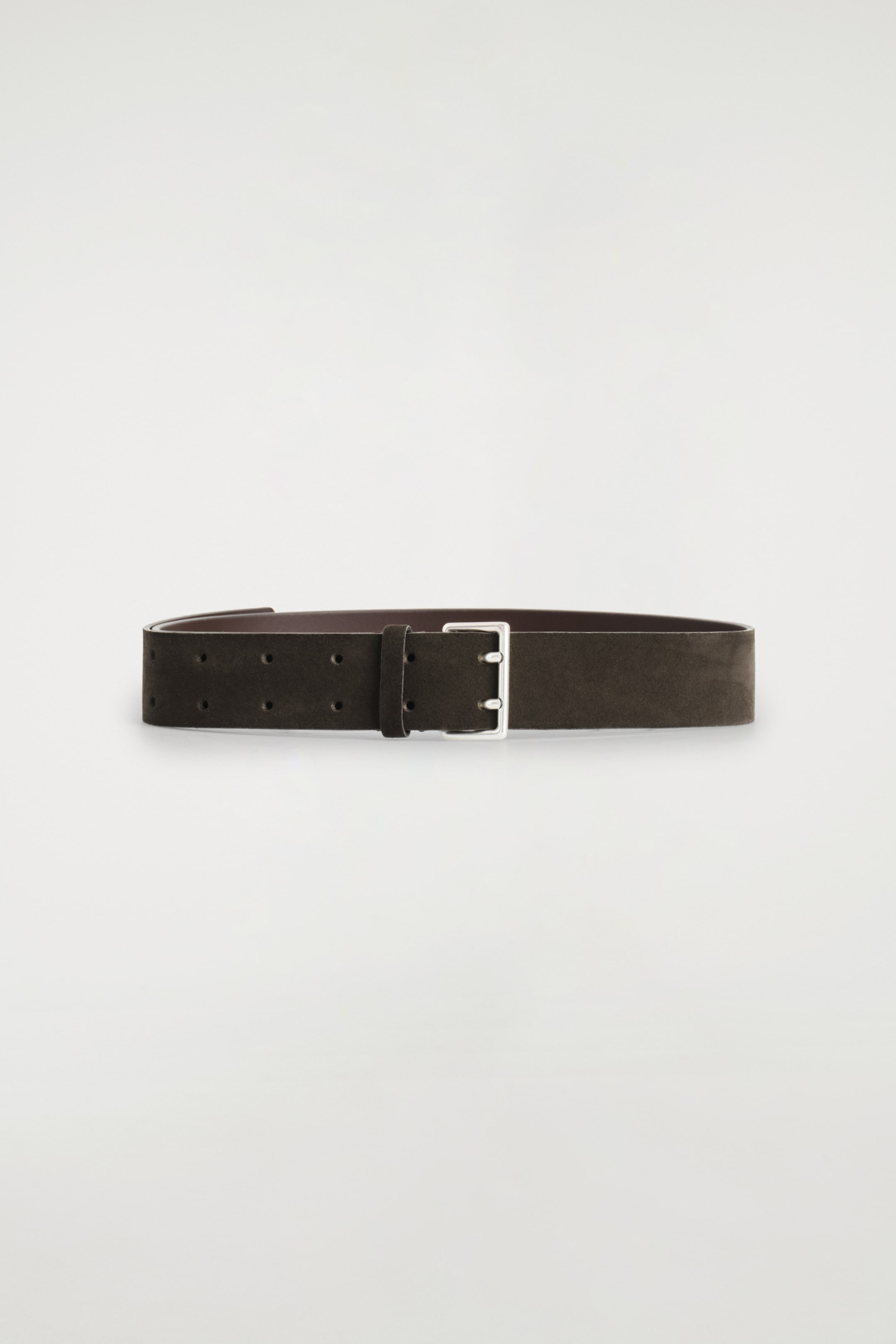Grotere afbeelding bekijken: Een donkerbruine suède riem ligt plat en toont de voorkant, met een vierkante zilverkleurige gesp met dubbele pin en twee parallelle rijen gaten.