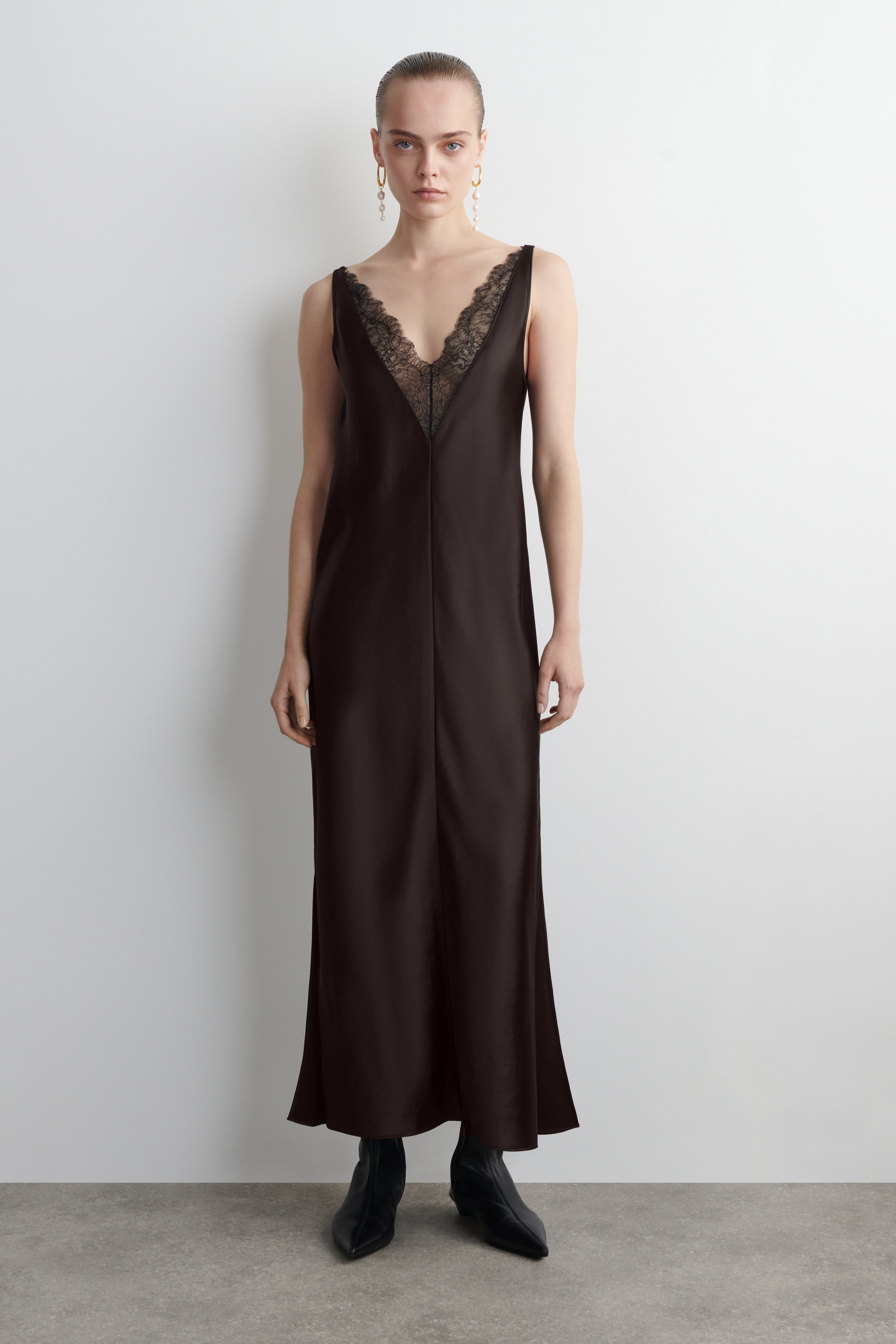 Ver imagem maior: Vestido de cetim com renda nas bordas - Castanho - SENHORA | H&M PT 1