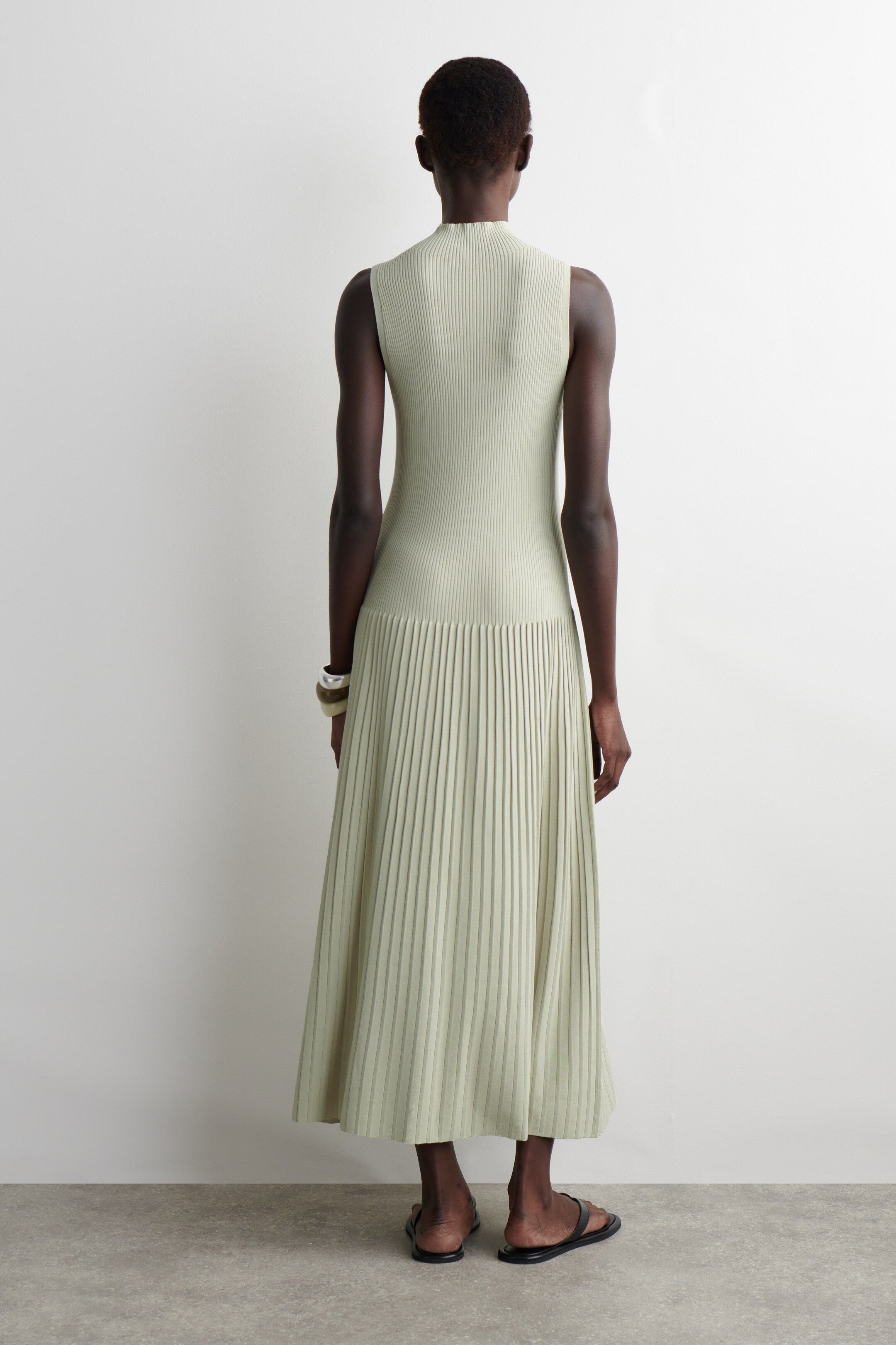 Agrandir l'image: ROBE LONGUE PLISSÉE À COL MONTANT - VERT CLAIR - FEMME | H&M CH 2