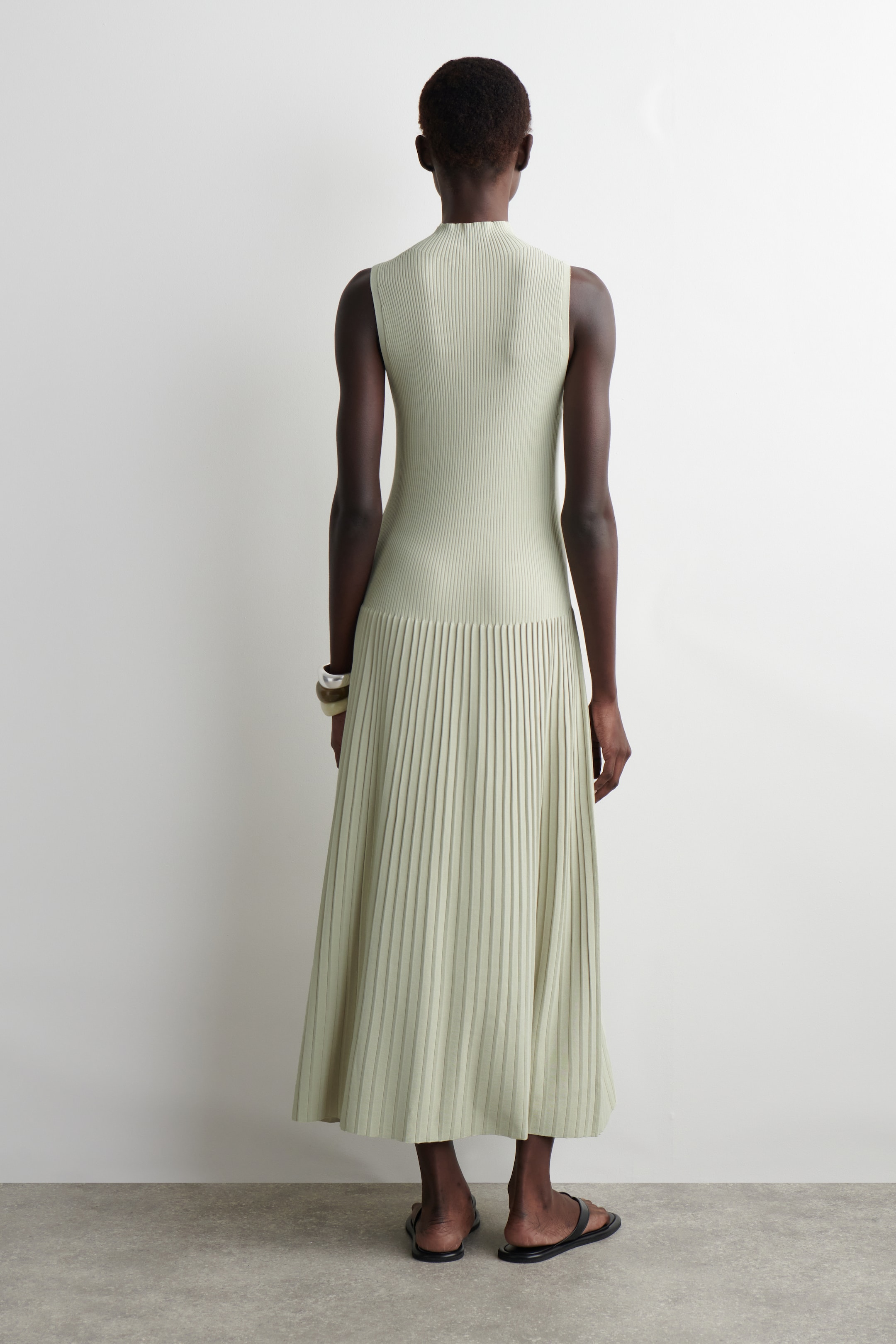 Visualizza immagine più grande: ABITO MAXI PLISSÉ CON COLLO ALTO - VERDE CHIARO - DONNA | H&M IT 4