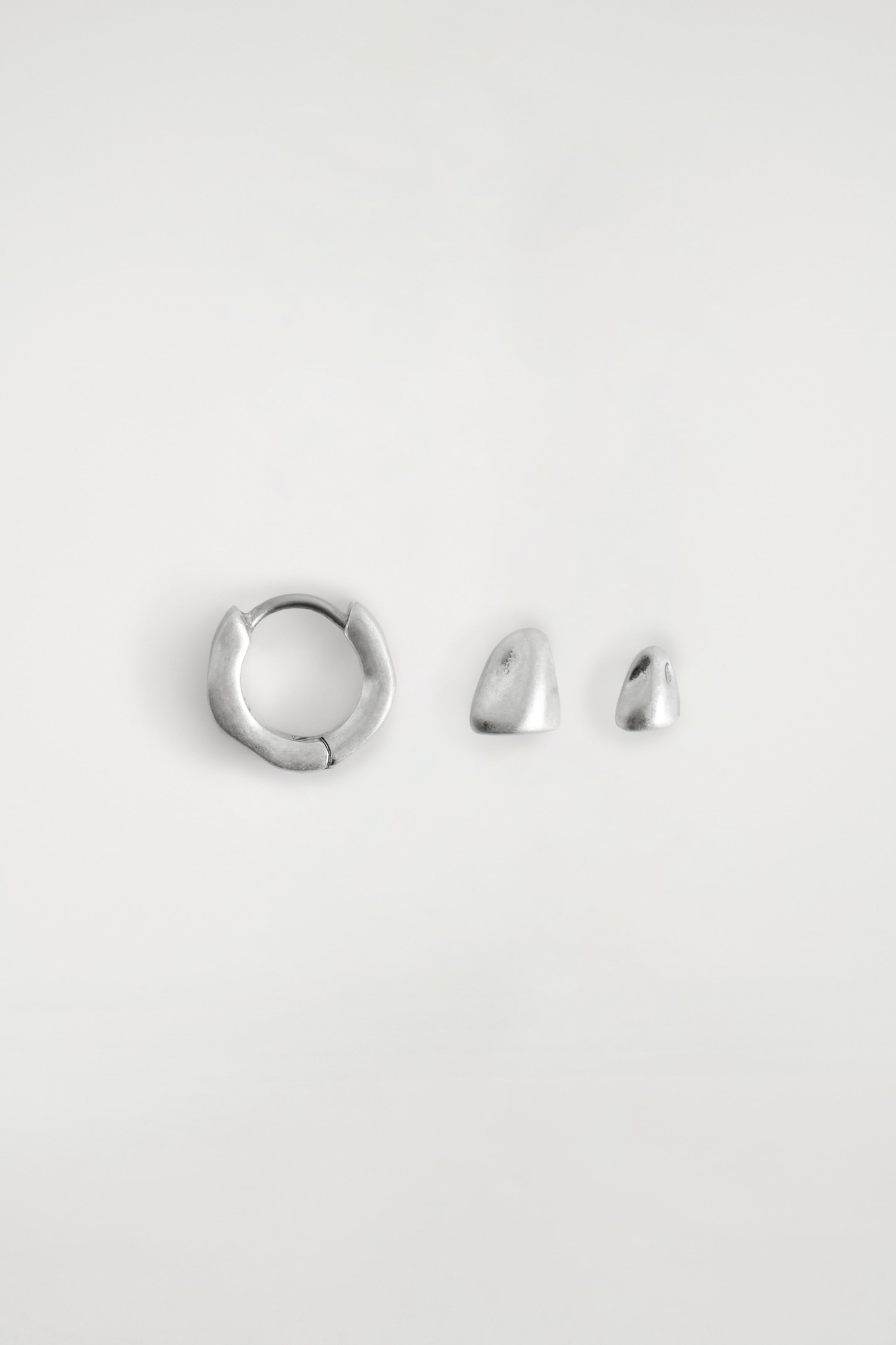 Visualizza immagine più grande: ORECCHINI MARTELLATI CONFEZIONE DA 3 - ARGENTO - UOMO | H&M IT 4