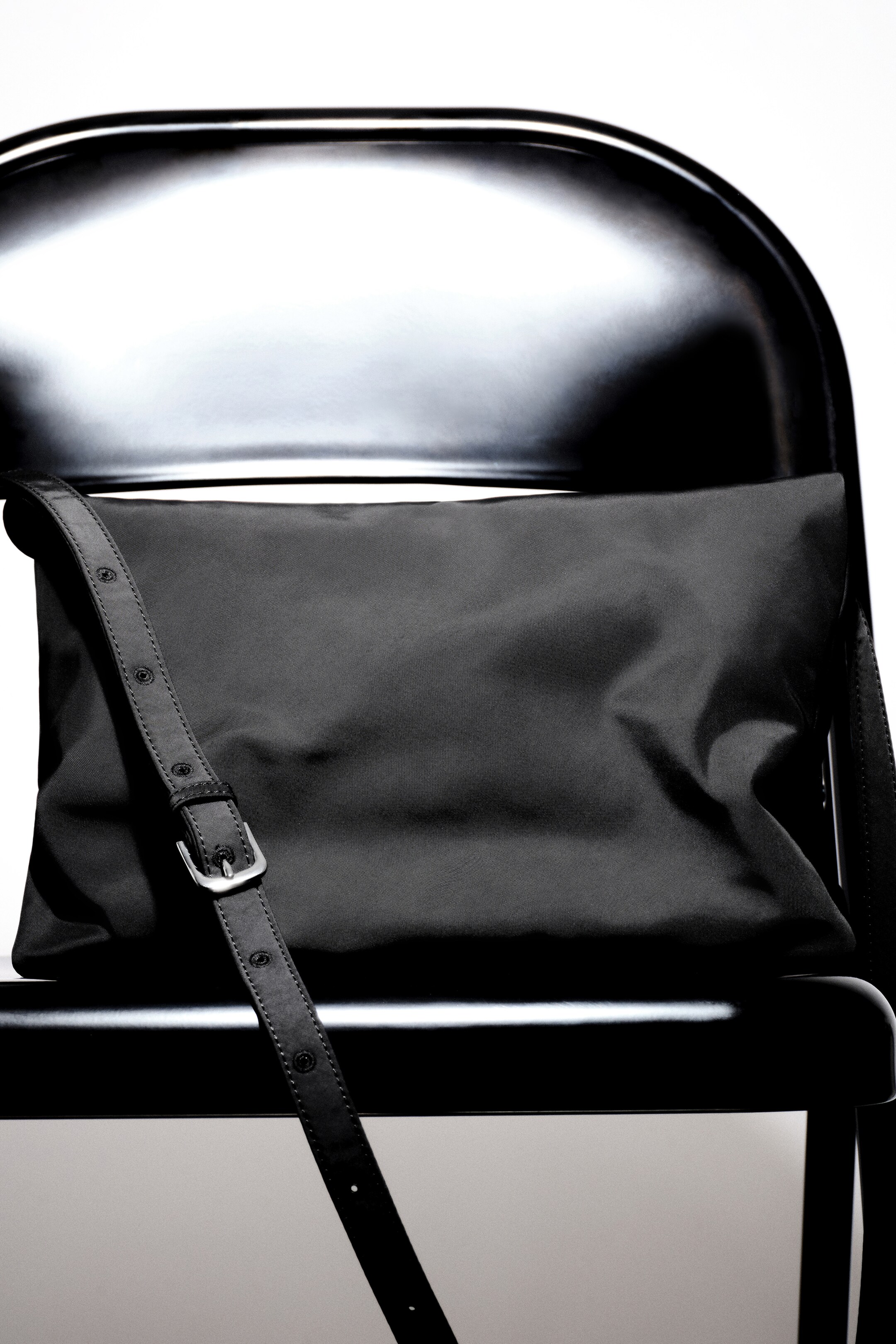 Größeres Bild anzeigen: GEPOLSTERTE UMHÄNGETASCHE - SCHWARZ - Ladies | H&M AT 4