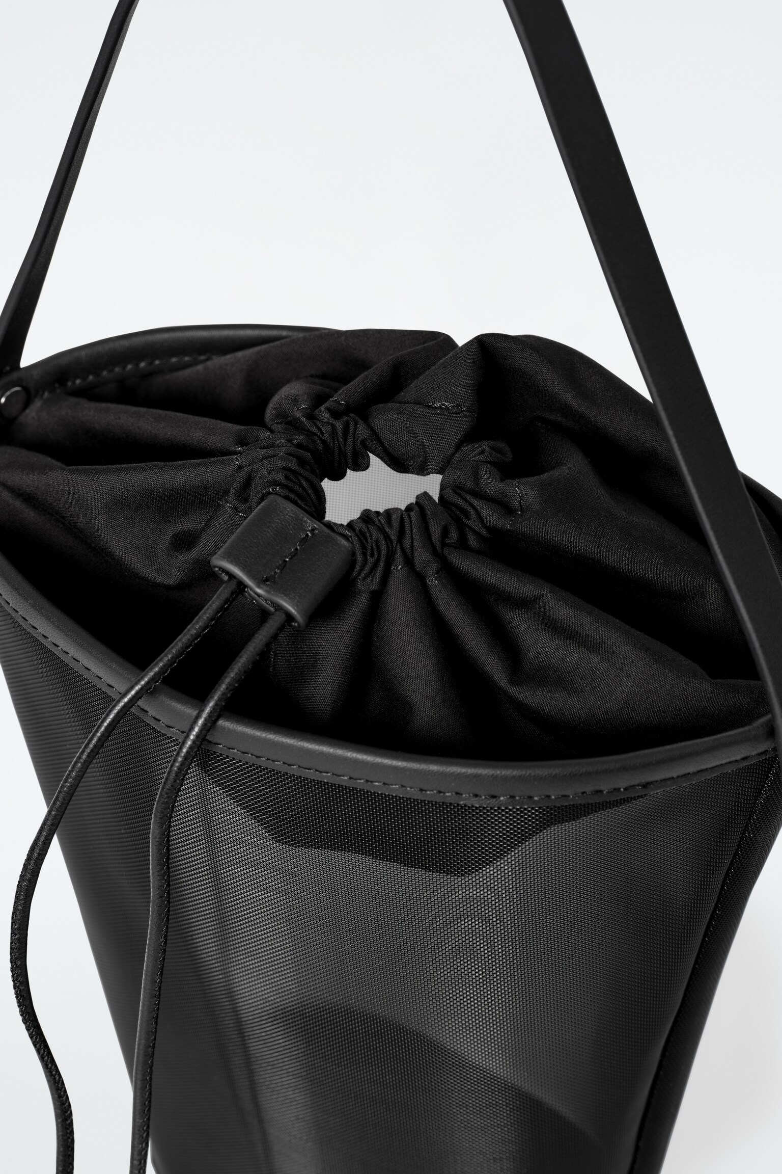 BOLSO BUCKET MINI - MALLA - NEGRO/BEIGE - 4