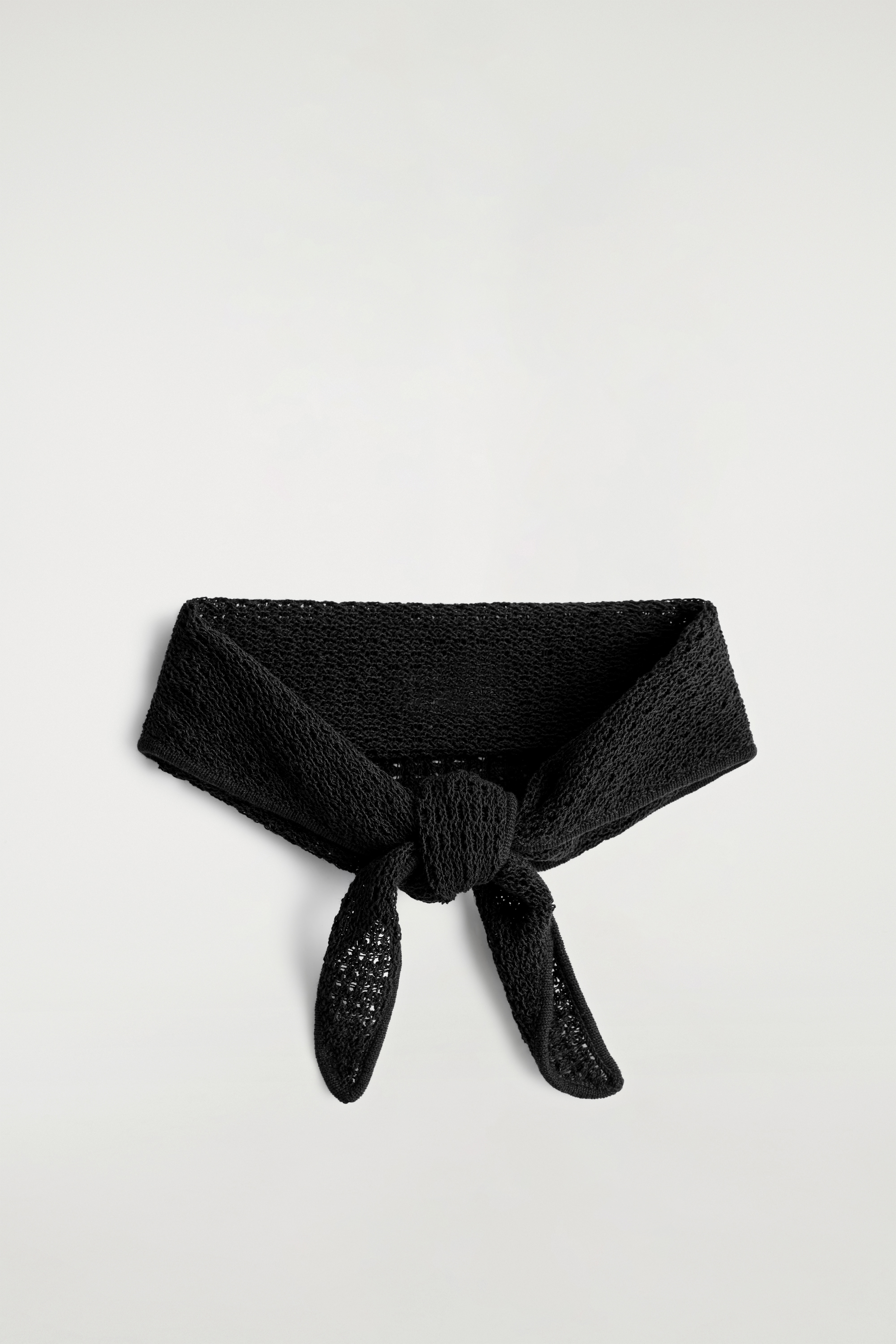 GLESVIRKAD SCARF I TREKANTIG DESIGN - SVART