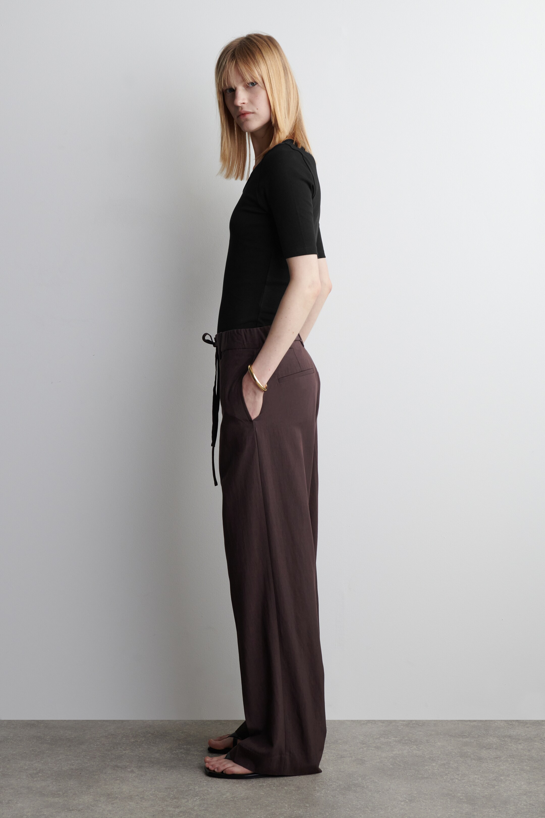 Ingrandisci l'immagine: SLIM SCOOP-NECK COTTON T-SHIRT - BLACK - DONNA | H&M CH 3