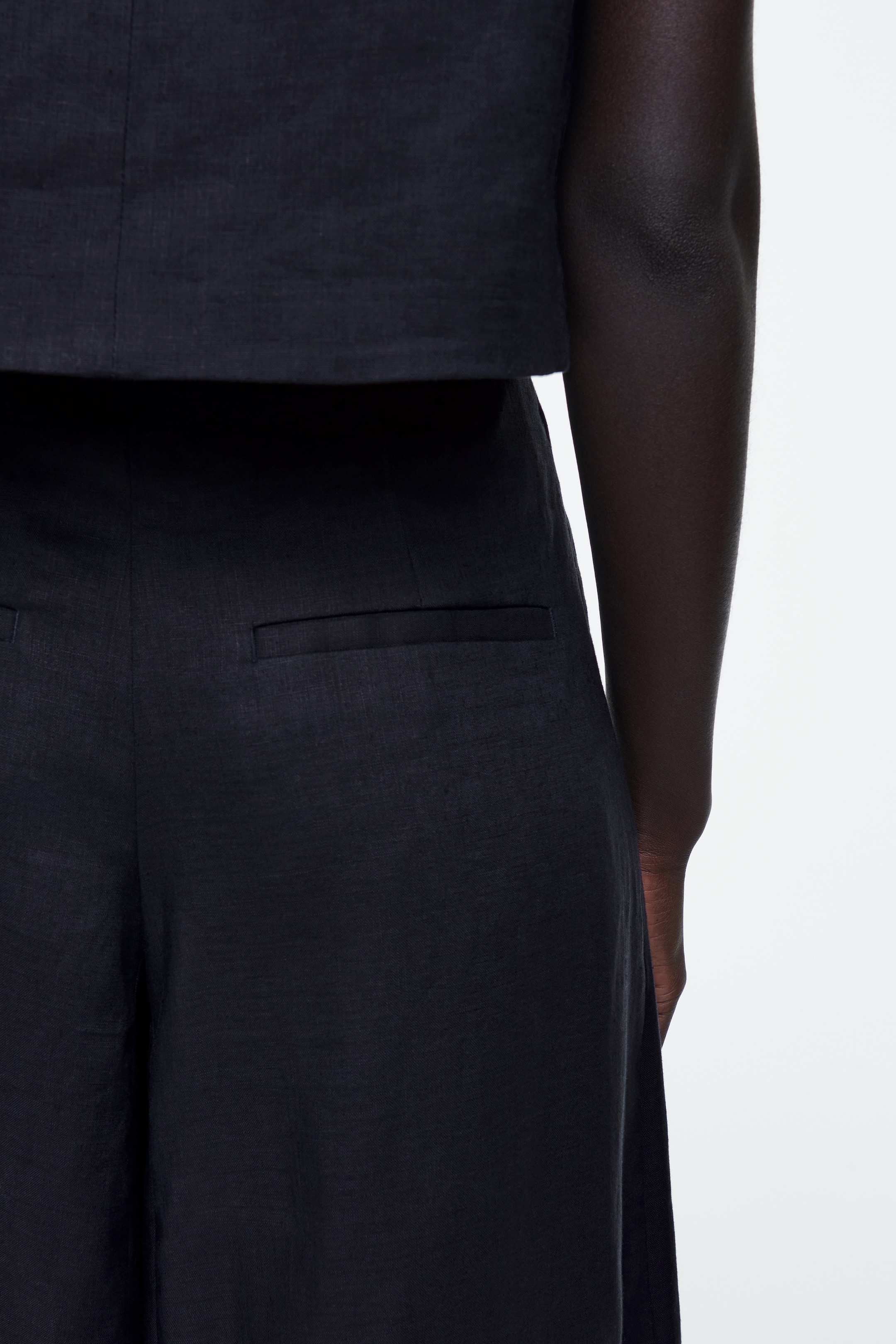 Zobraziť väčší obrázok: ĽANOVÉ NOHAVICE S ŠIROKÝM STRIHOM - Tmavomodrá - ŽENY | H&M SK 4