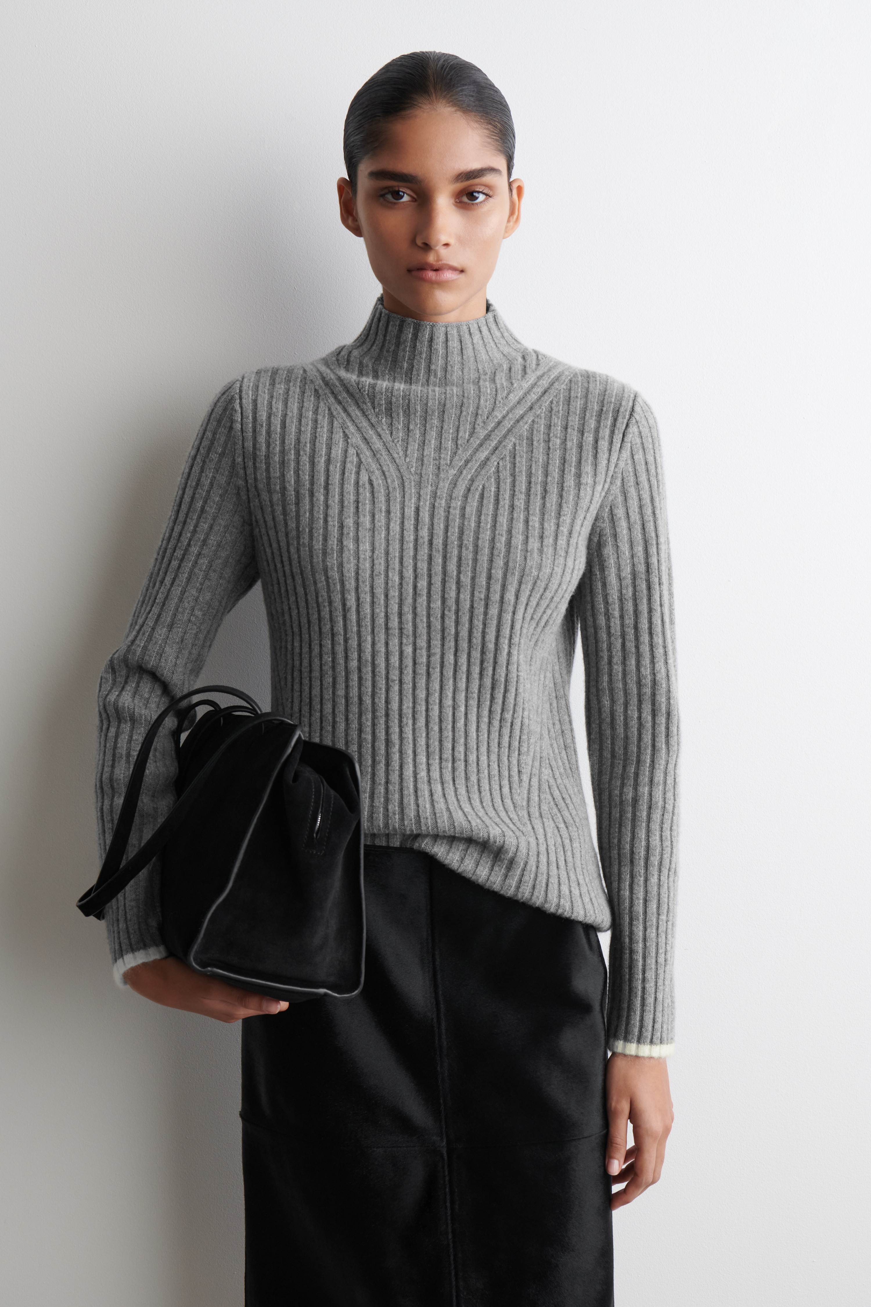 RIBBED WOOL FUNNEL-NECK JUMPER - SIVÁ / KRÉMOVÁ