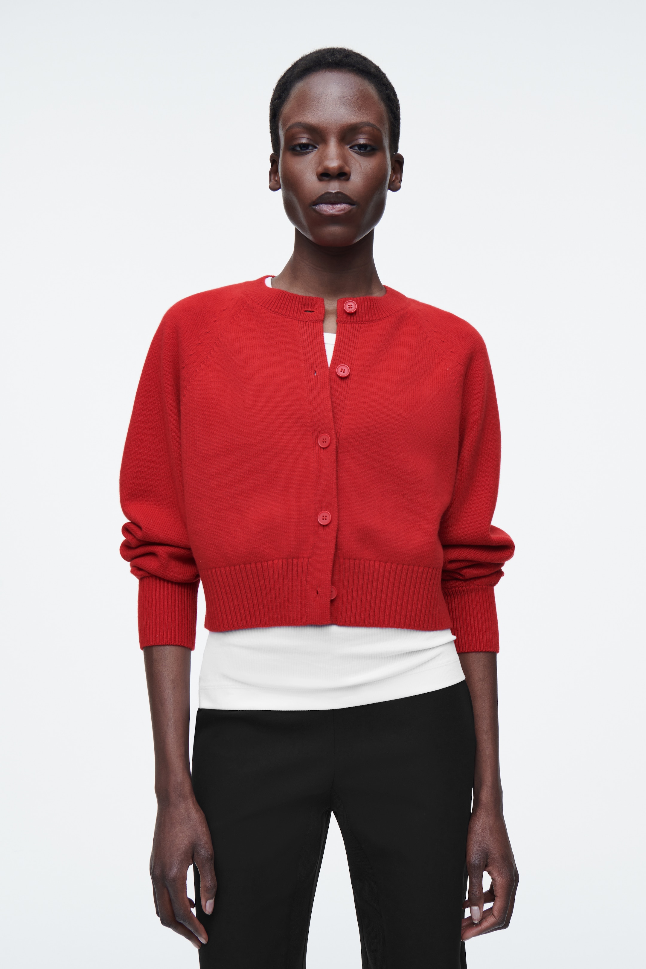 Zobrazit větší obrázek: ZKRÁCENÝ VLNĚNÝ CARDIGAN - ČERVENÁ - ŽENY | H&M CZ 1