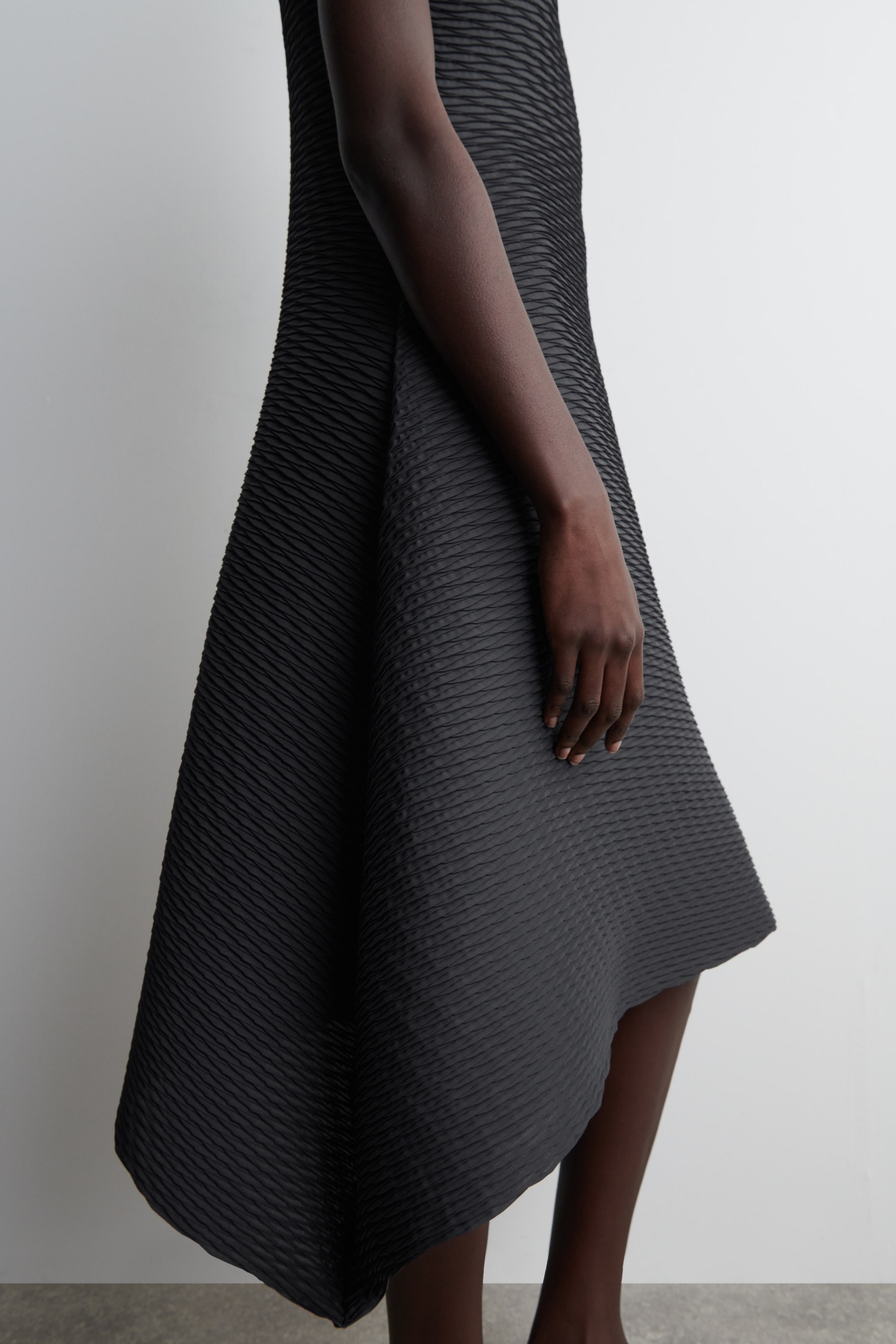 View larger image: VOLUMINOUS PLEATED MIDI DRESS - ANTHRACITE - Ladies | H&M GB 3