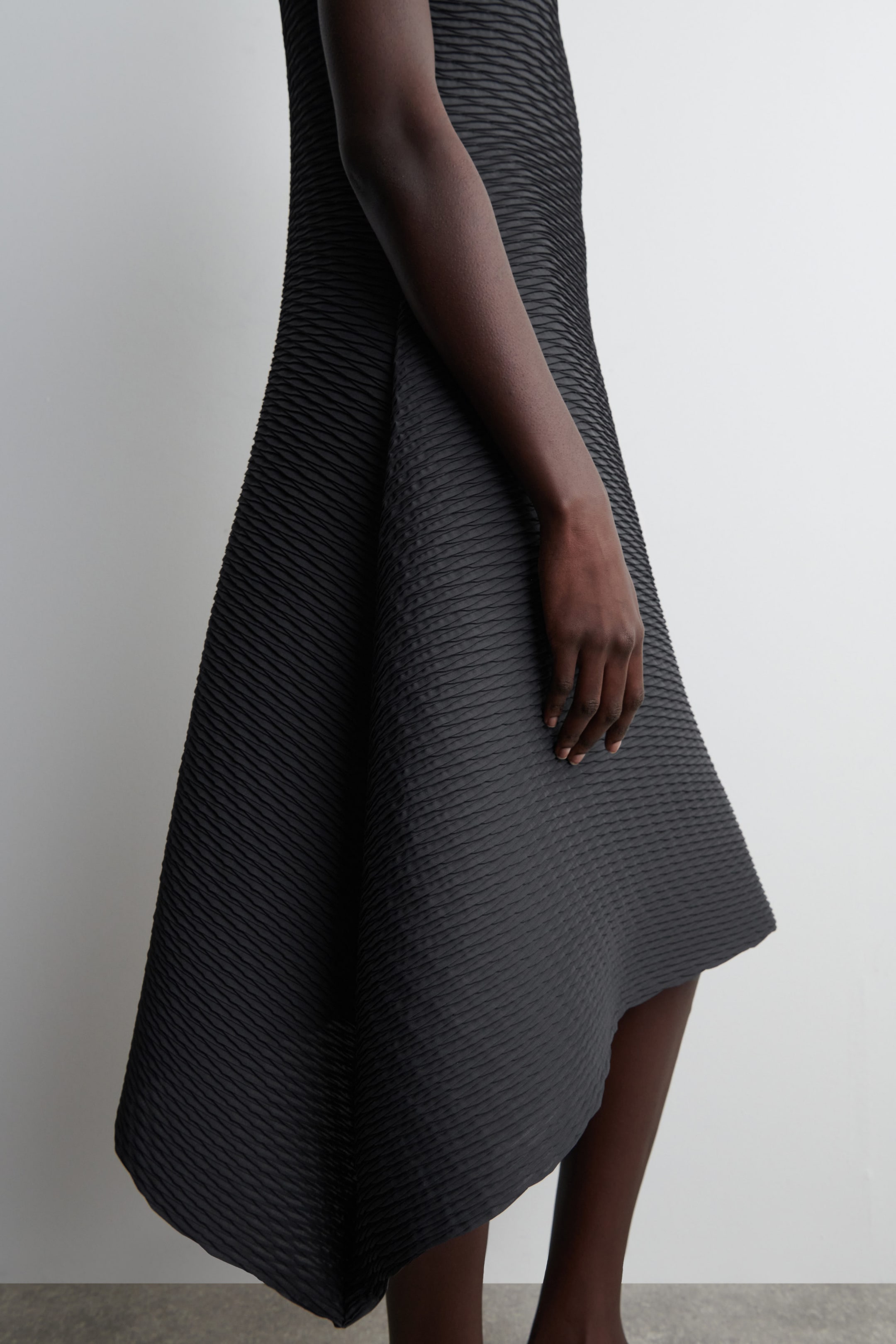 VOLUMINOUS PLEATED MIDI DRESS