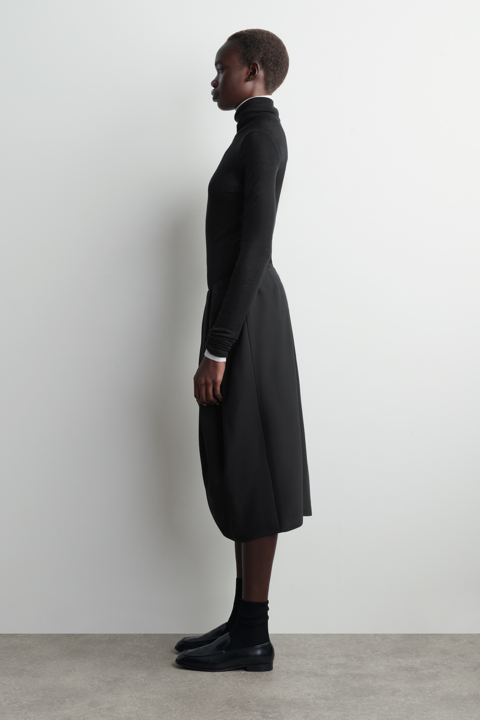 FUSTĂ MIDI TULIPAN DIN LÂNĂ PLISATĂ - NEGRU - 4