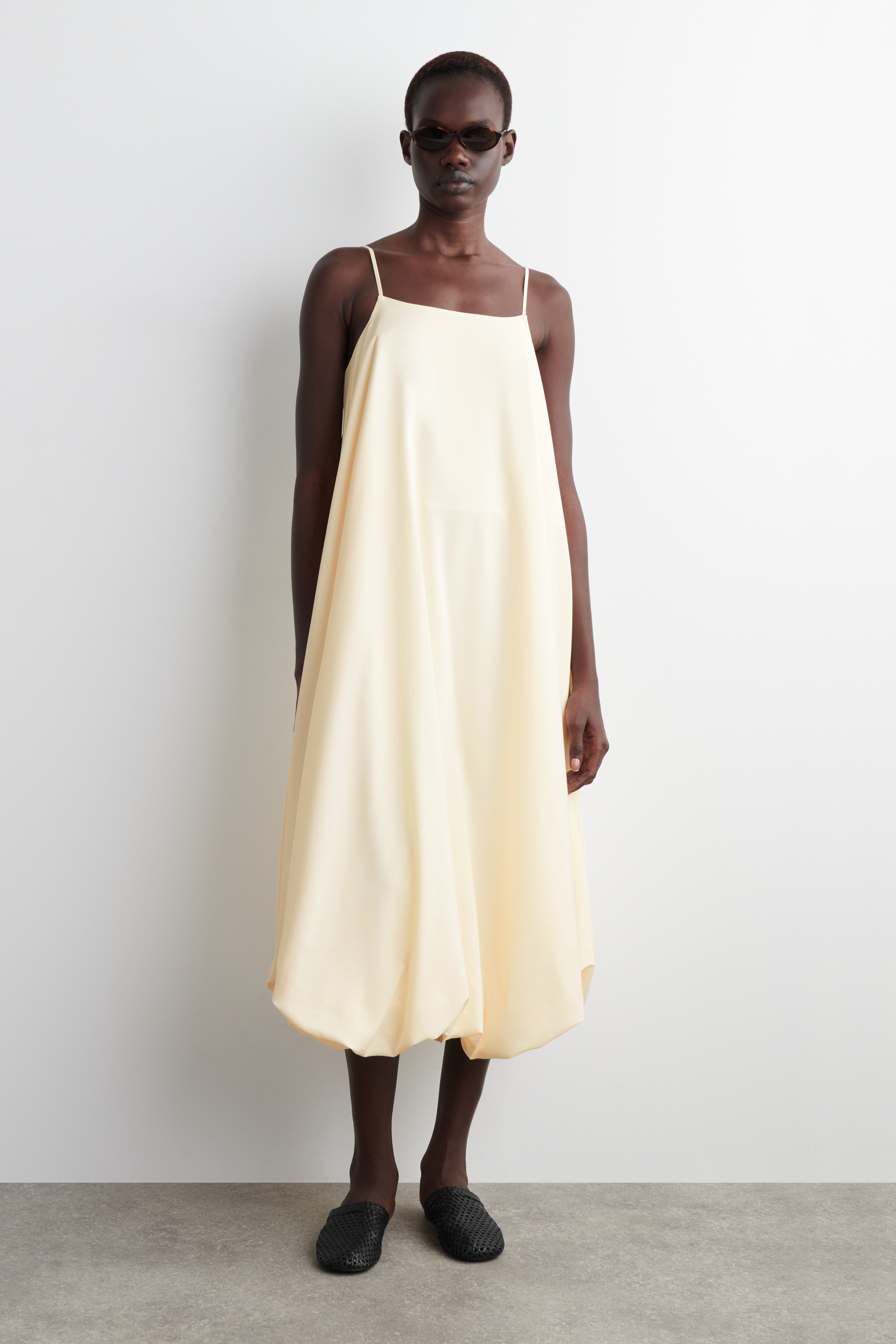 KLAPKI TYPU MULE Z PLECIONEJ SKÓRY - CZARNY