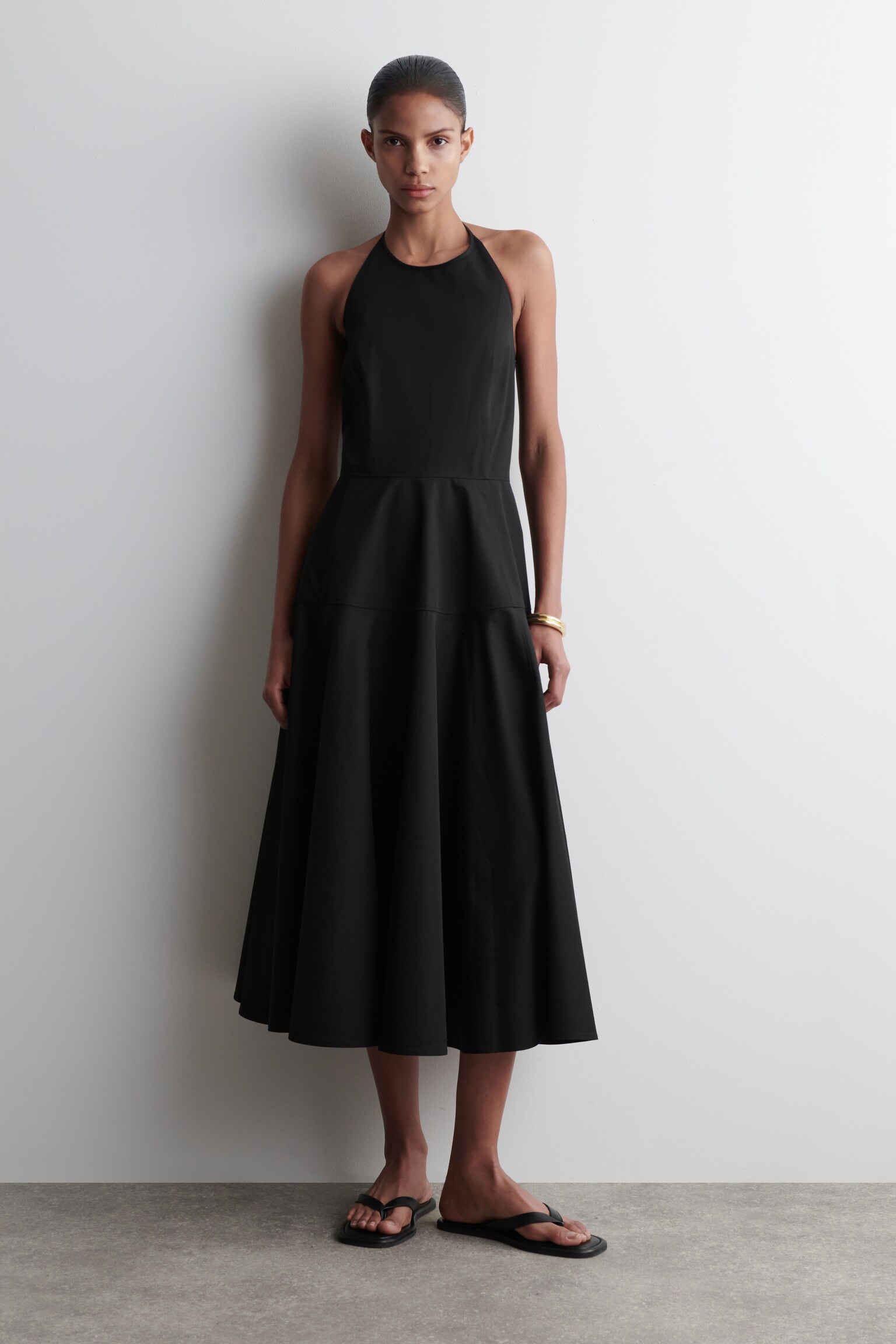 VESTIDO DE CUELLO HALTER DE ALGODÓN PIMA - NEGRO/ROJO