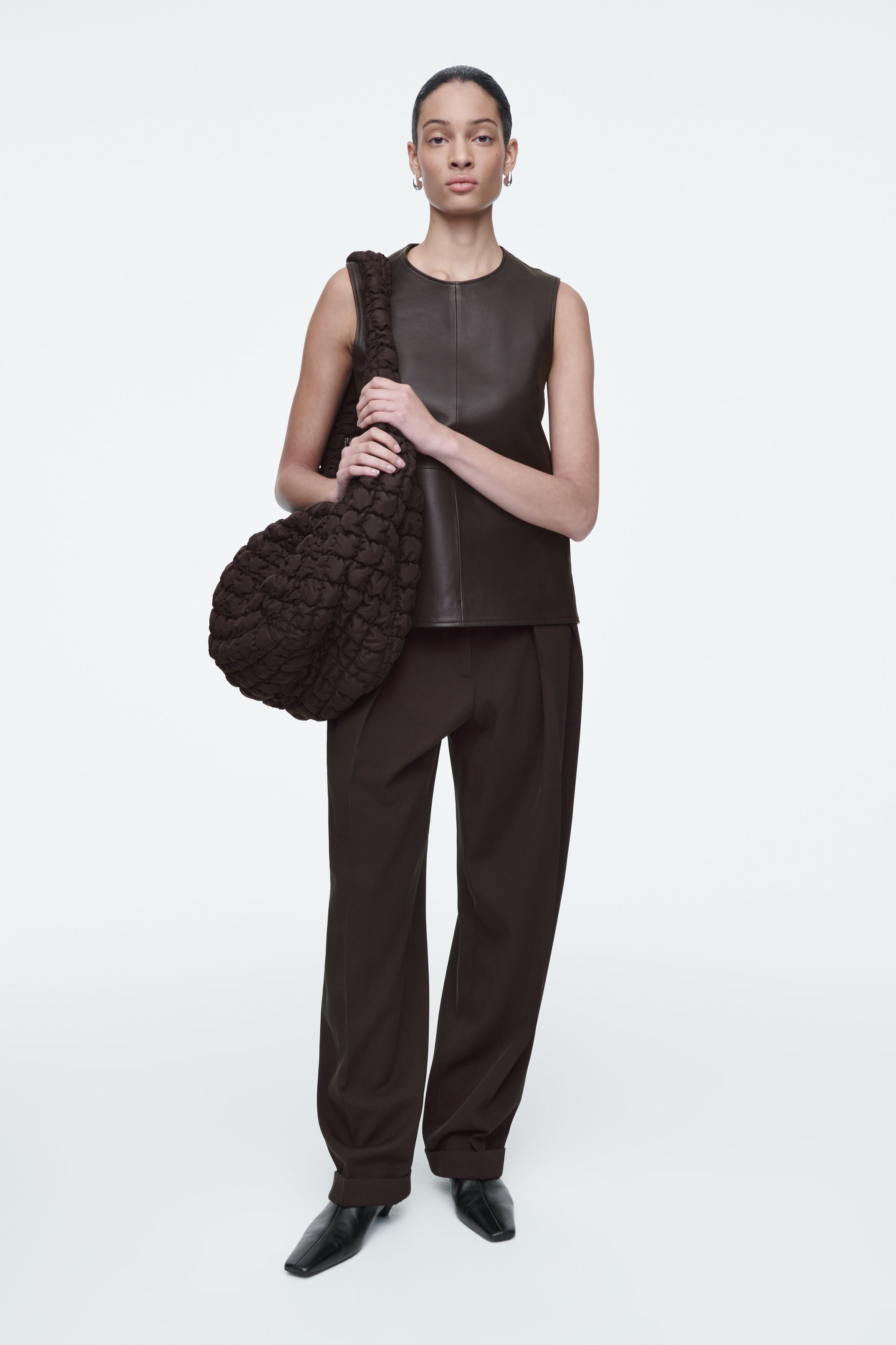 【COS】 Quilted Oversized Shoulder Bag : Brown OVERSIZED QUILTED CROSSBODY BAG - DARK BROWN | COS