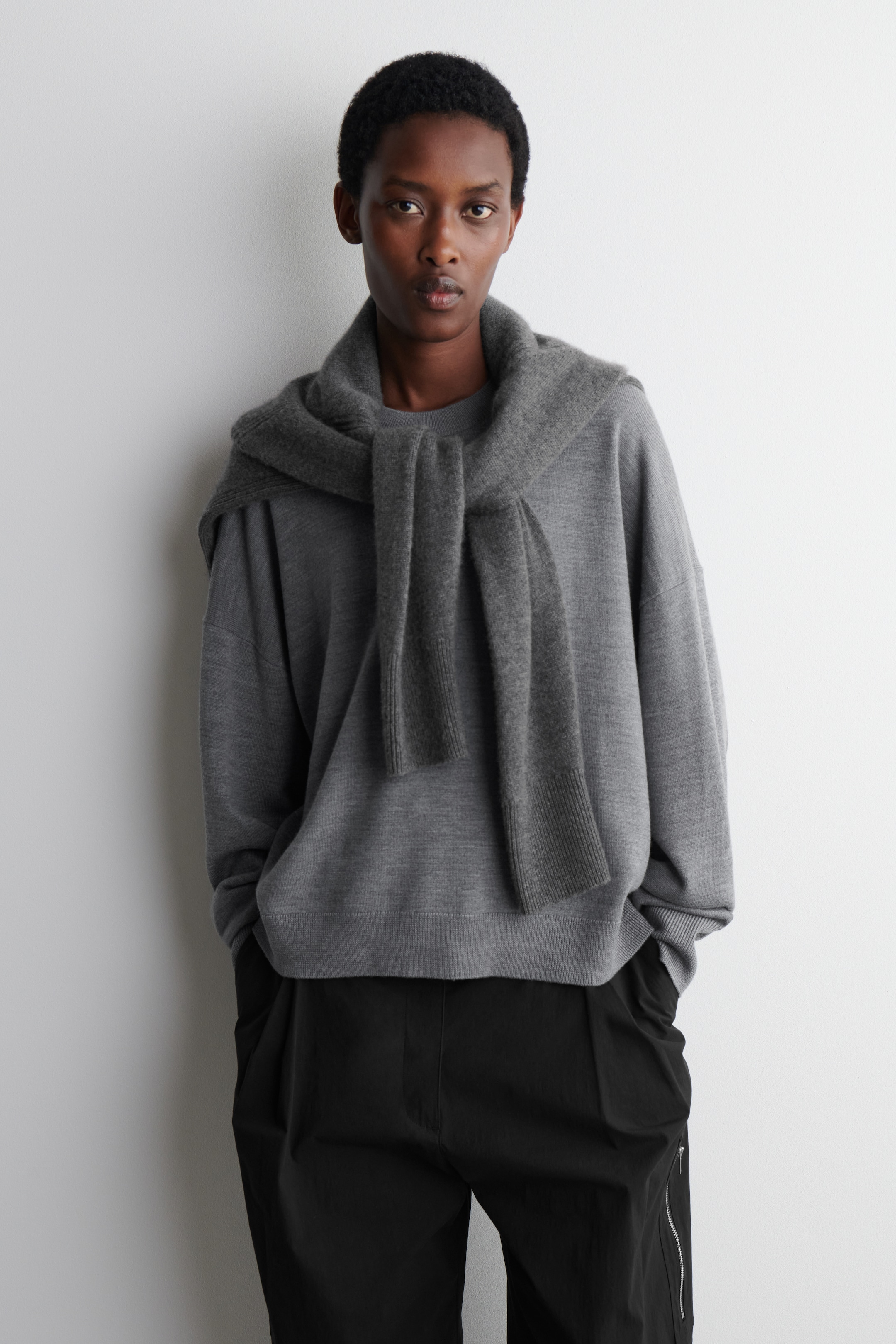 Grösseres Bild ansehen: PULLOVER AUS MERINOWOLLE MIT RUNDHALSAUSSCHNITT - GRAU MELIERT - DAMEN | H&M CH 4