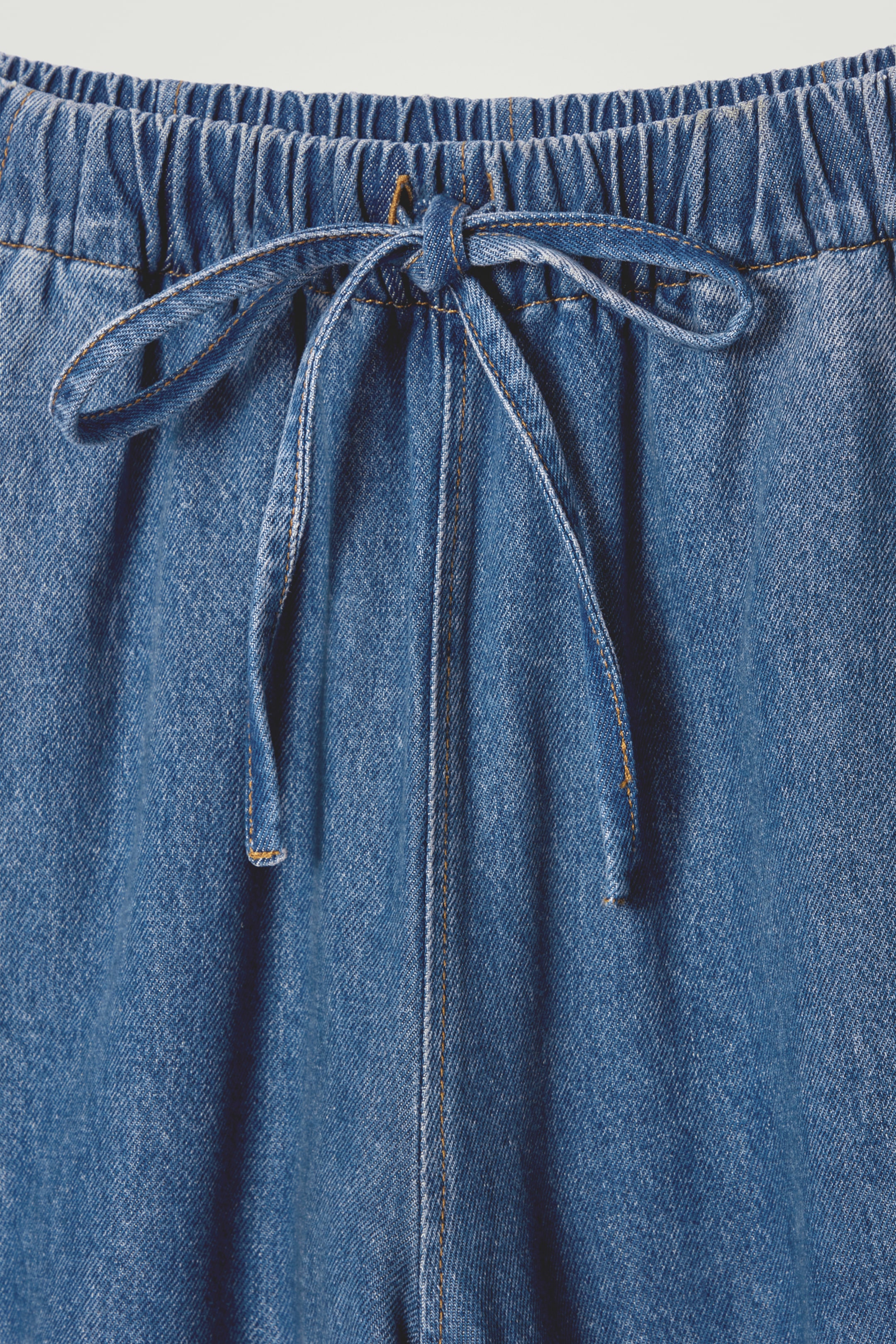 Ingrandisci l'immagine: BARREL-LEG DENIM DRAWSTRING TROUSERS - BLUE - DONNA | H&M CH 6