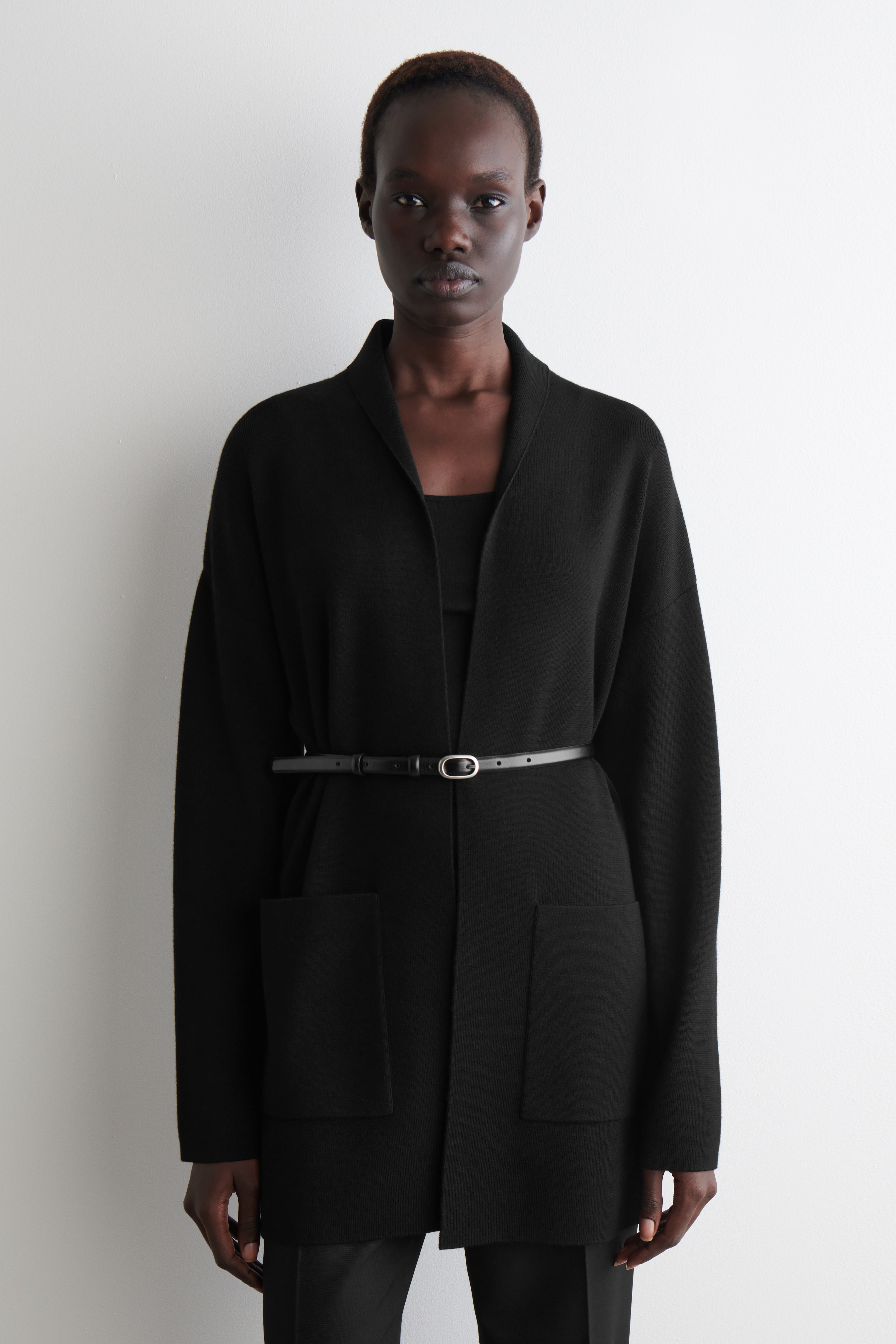 KARDIGÁN Z MERINO VLNY S DRAPOVANÝM GOLIEROM - ČIERNA