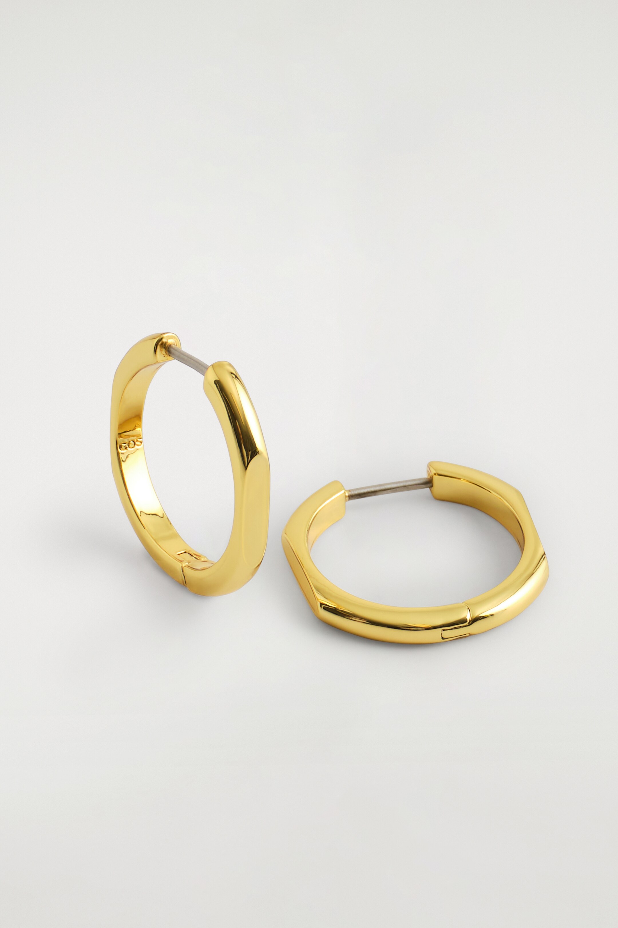 Ver imagem maior: BRINCOS DE ARGOLA FACETADOS - Dourado - SENHORA | H&M PT 4