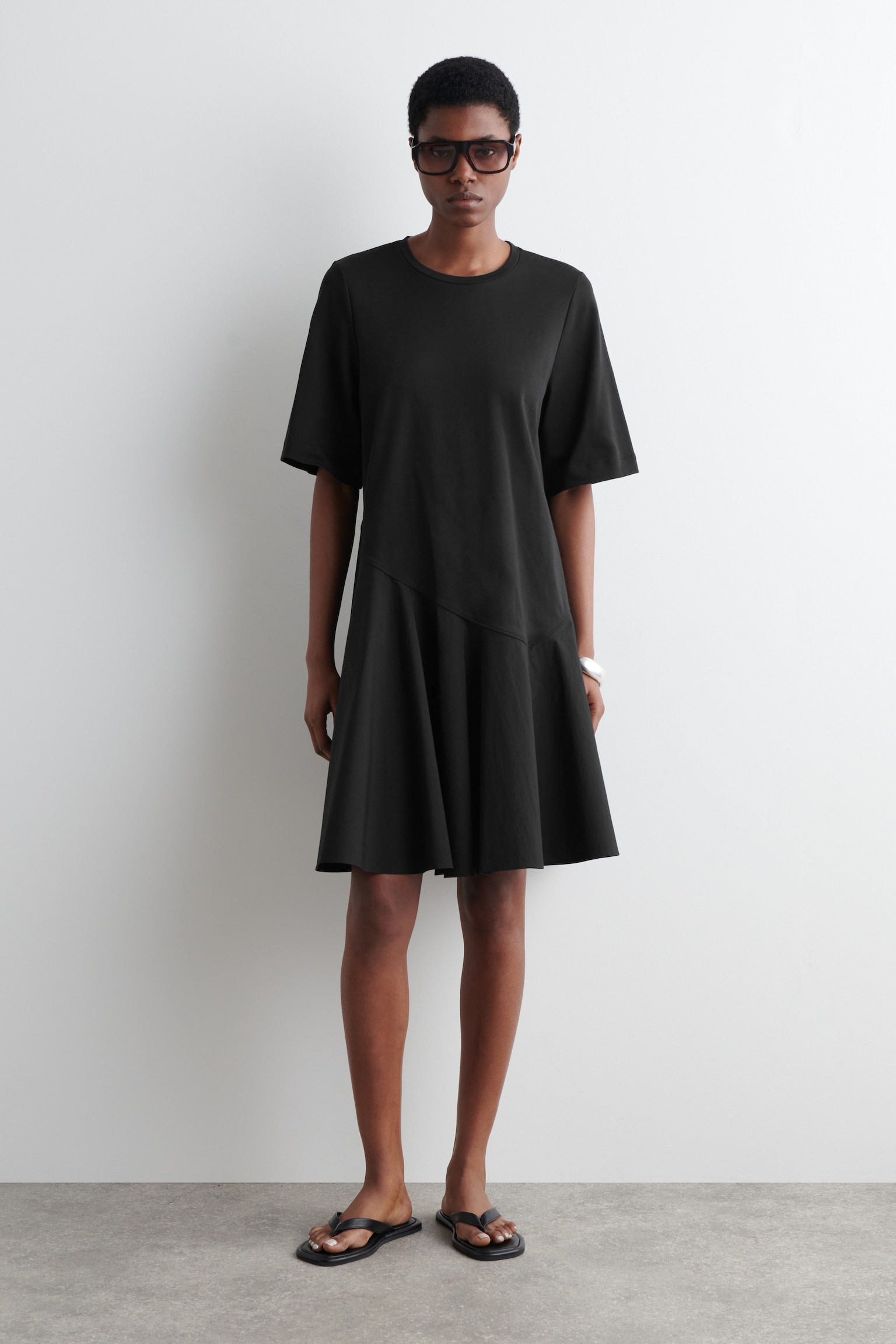 ROBE T-SHIRT COURTE ASYMÉTRIQUE - NOIR/PISTACHE/BLEU COBALT