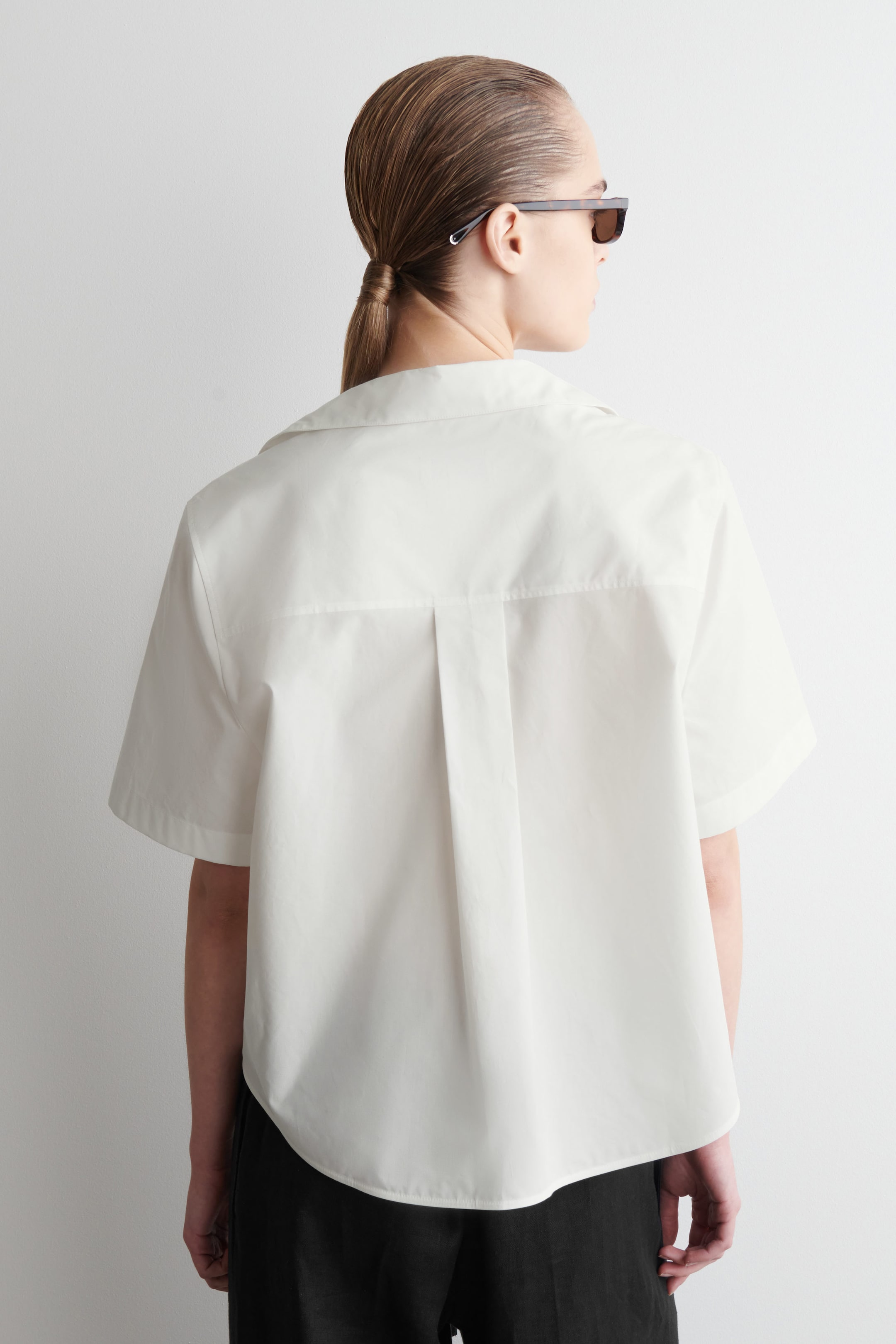 CROPPED SHORT-SLEEVED COTTON SHIRT