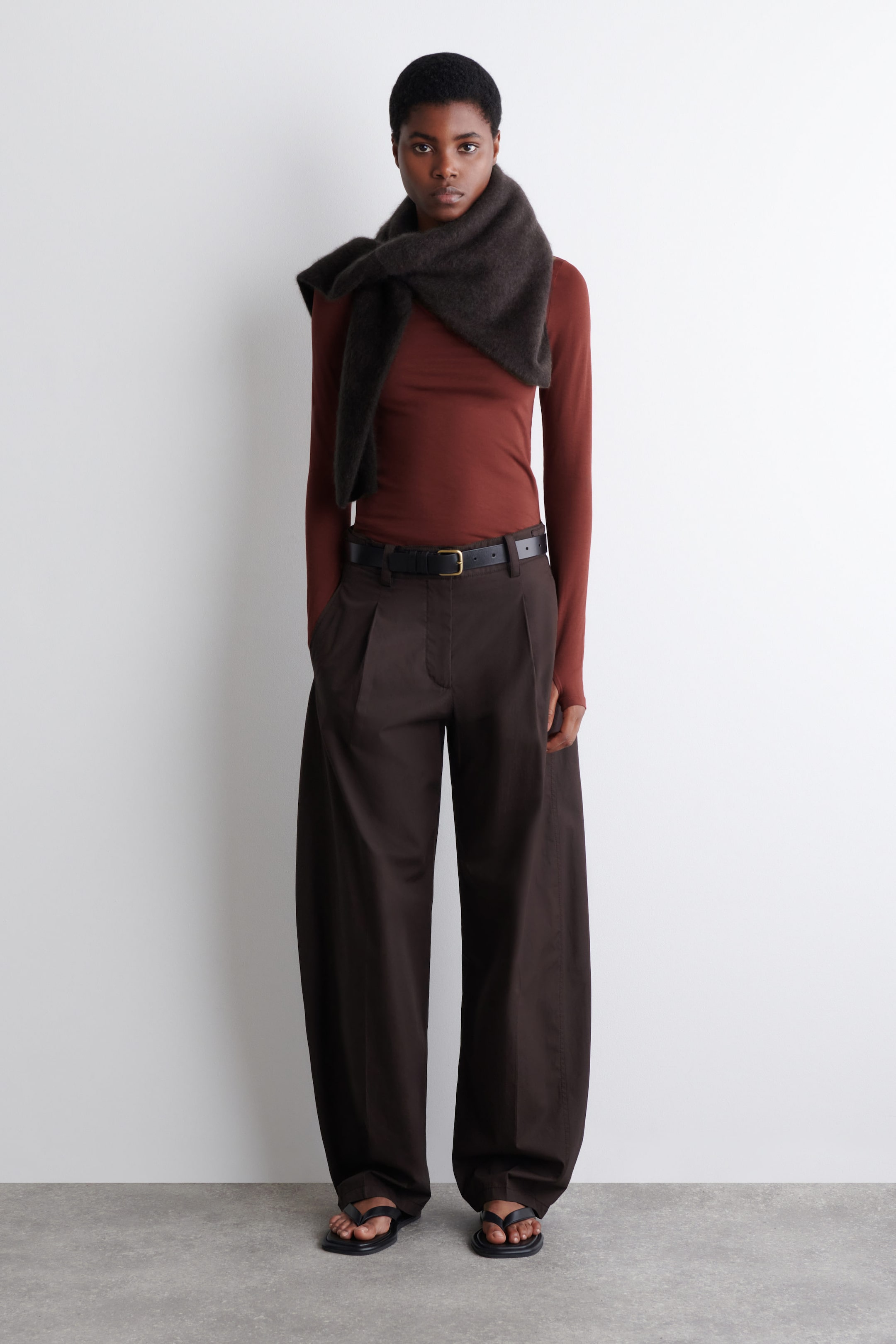 SLIM LIGHTWEIGHT LONG-SLEEVED TOP