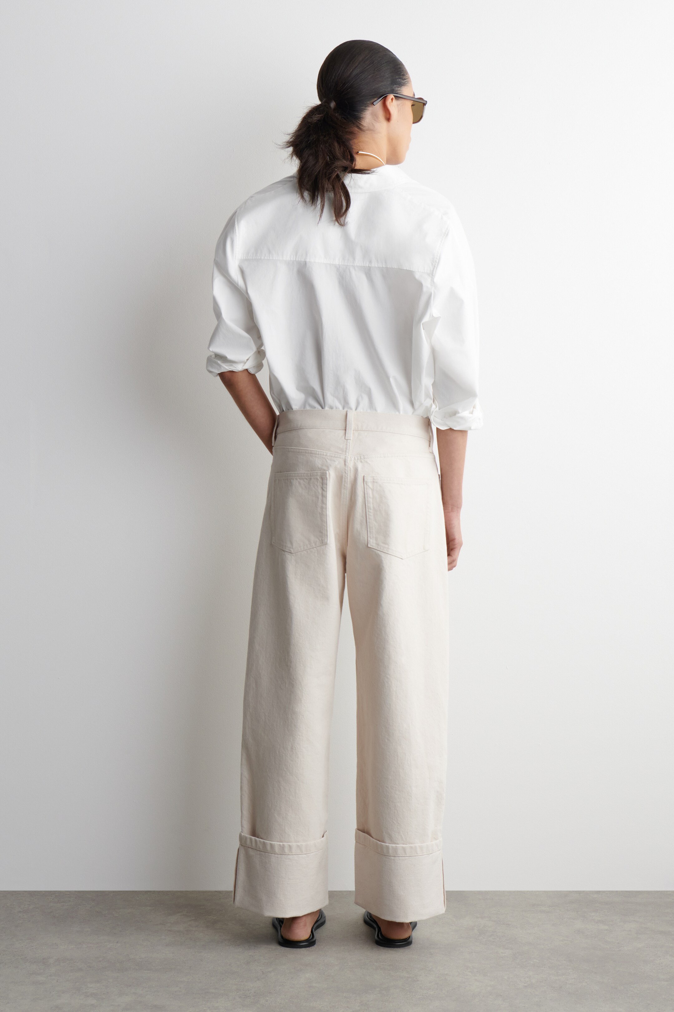 Zobrazit větší obrázek: DŽÍNY FACADE S OHRNOVACÍM LEMEM A PŘÍMÝM STŘIHEM - ECRU - ŽENY | H&M CZ 3