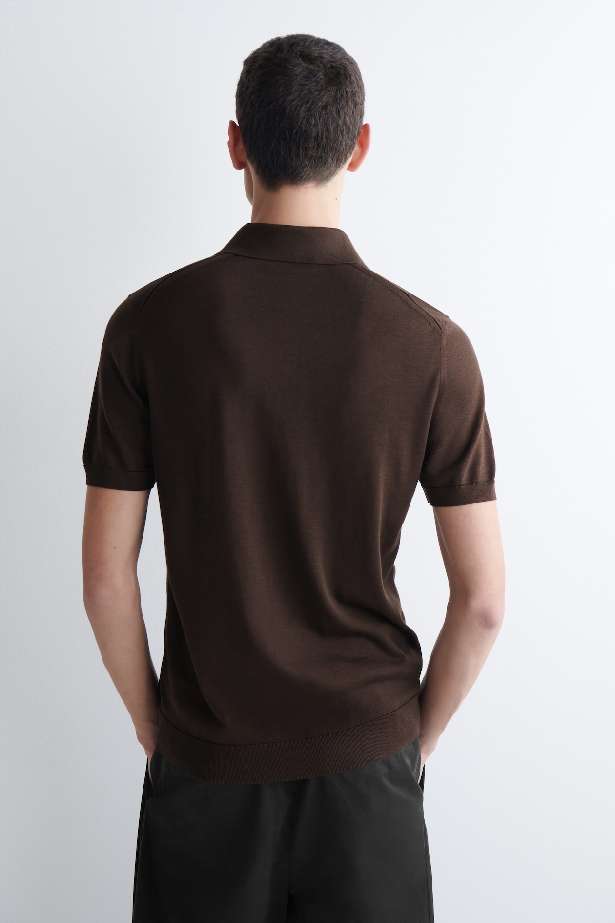 SLIM KNITTED SILK POLO SHIRT — BROWN