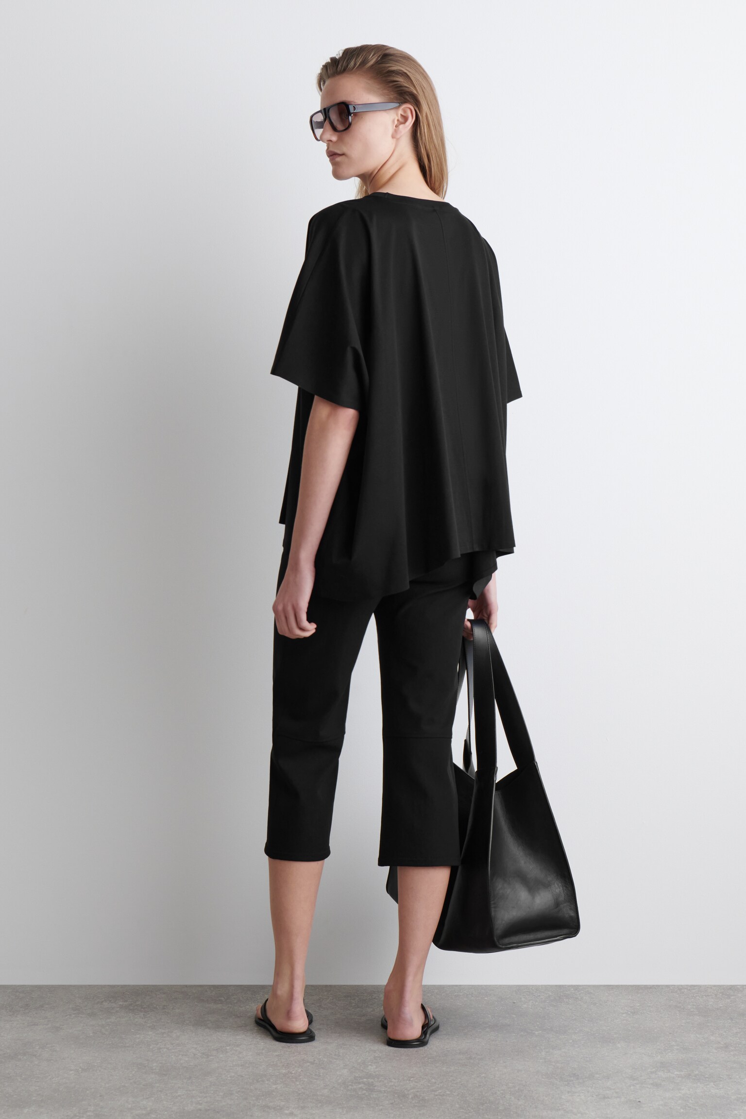 CAMISETA OVERSIZE CON MANGAS MURCIÉLAGO - NEGRO/BLANCO - 3