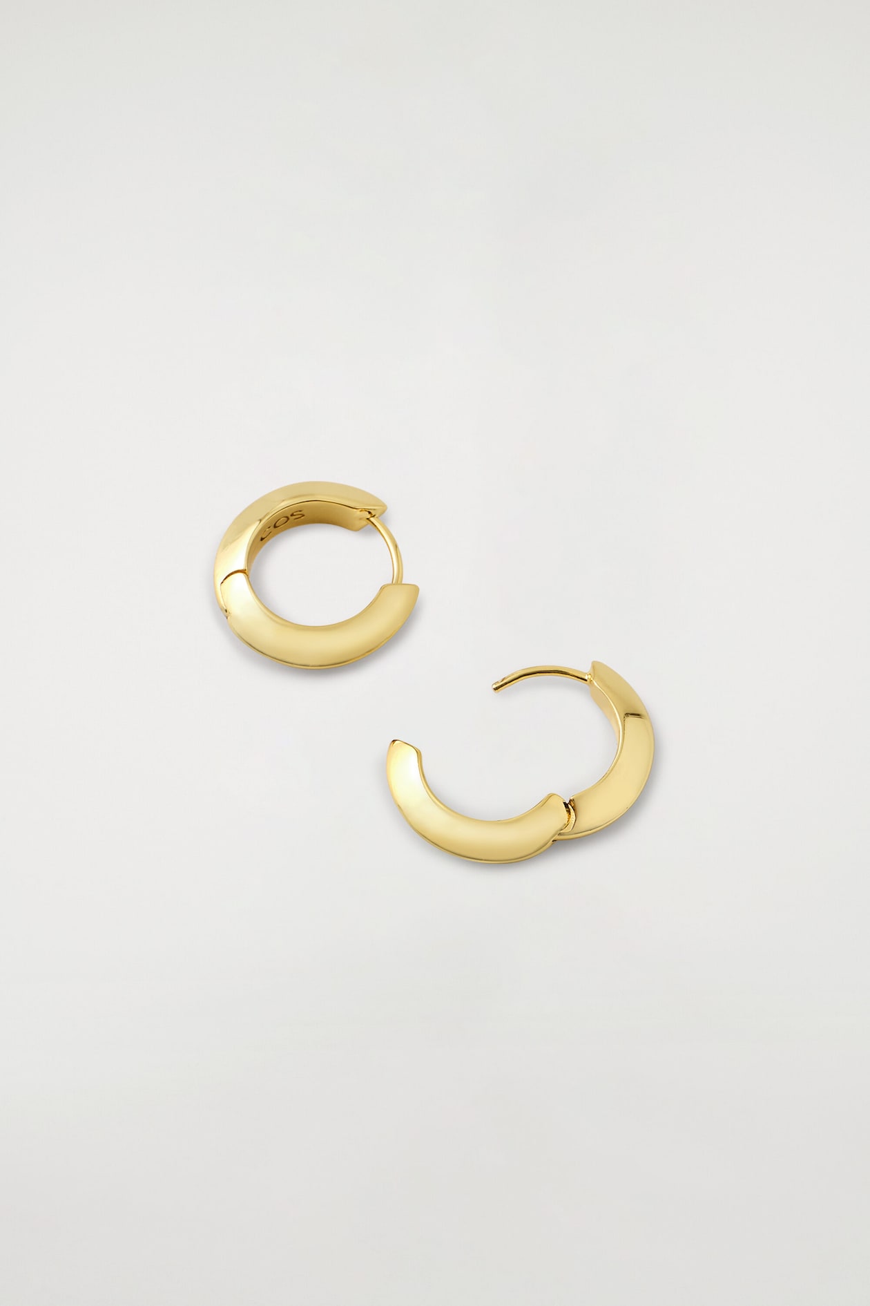 FACETED MINI HOOP EARRINGS — GOLD