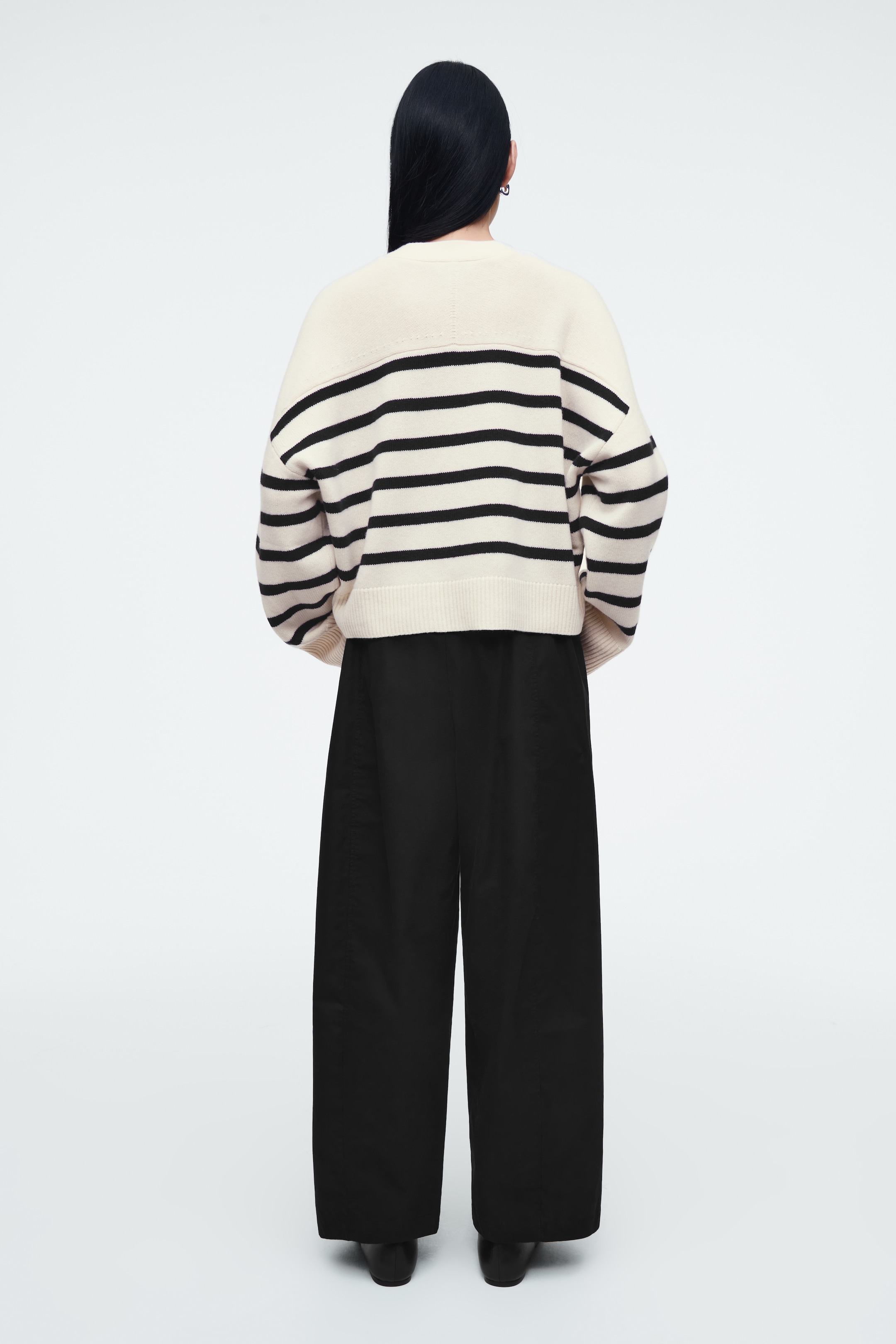 Größeres Bild anzeigen: STRICKJACKE AUS MERINOWOLLE MIT V-AUSSCHNITT - WEISS/GESTREIFT - Ladies | H&M AT 5