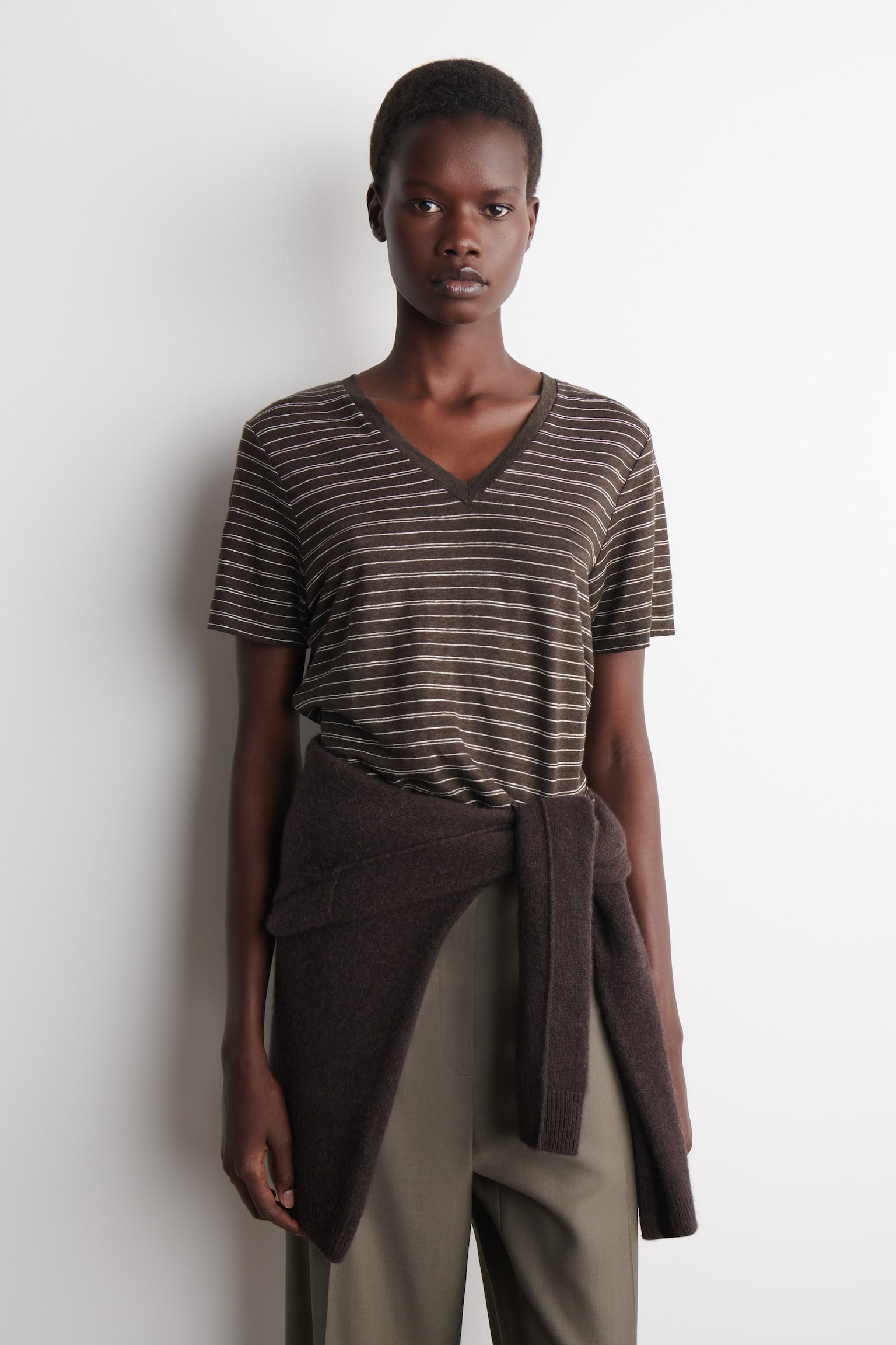 V-NECK LINEN T-SHIRT - BROWN / WHITE / STRIPED/PINK MÉLANGE/IVORY/BLACK - 1