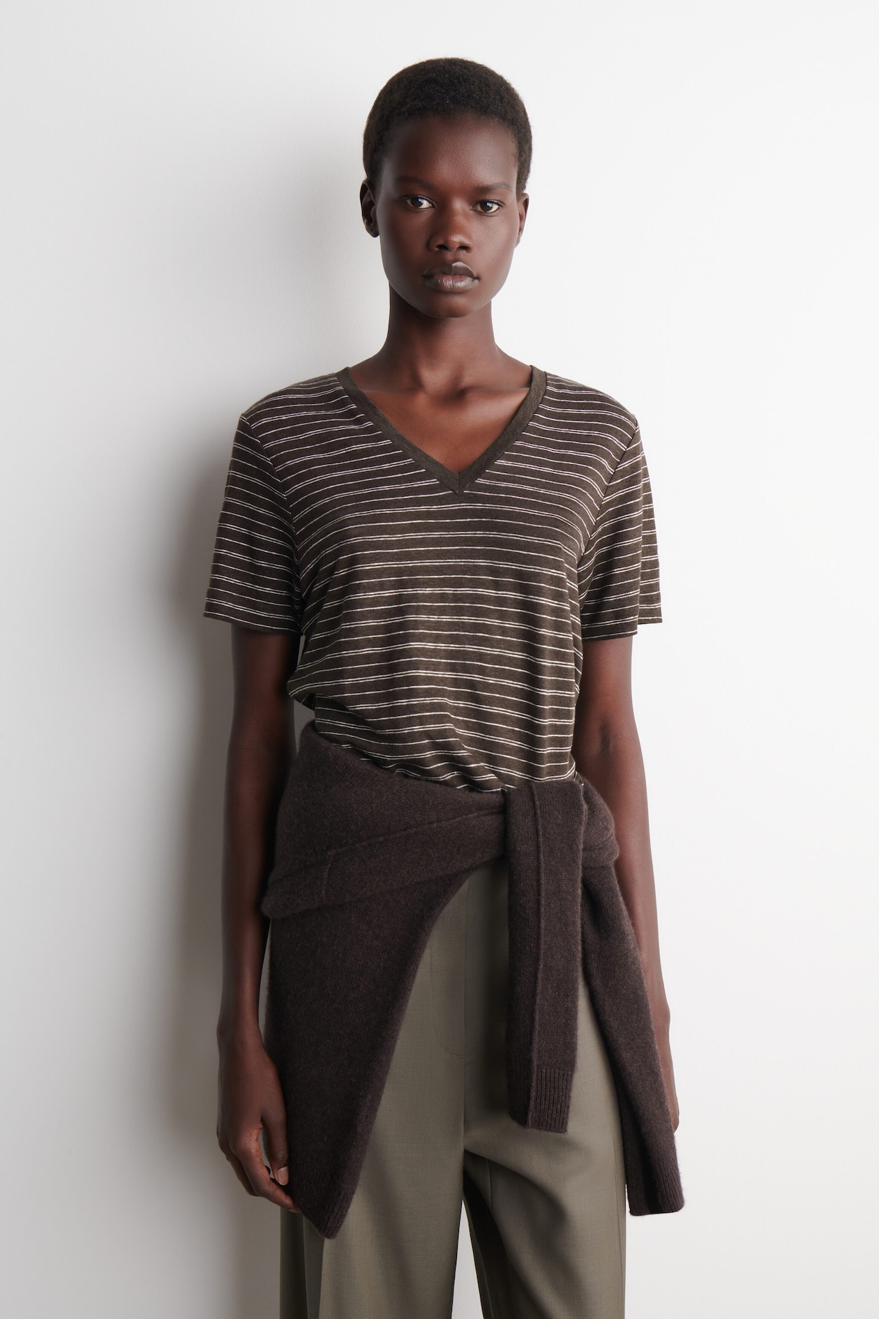 V-NECK LINEN T-SHIRT — BROWN / WHITE / STRIPED