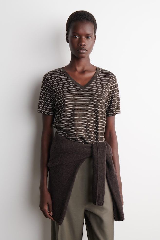 V-NECK LINEN T-SHIRT — BROWN / WHITE / STRIPED