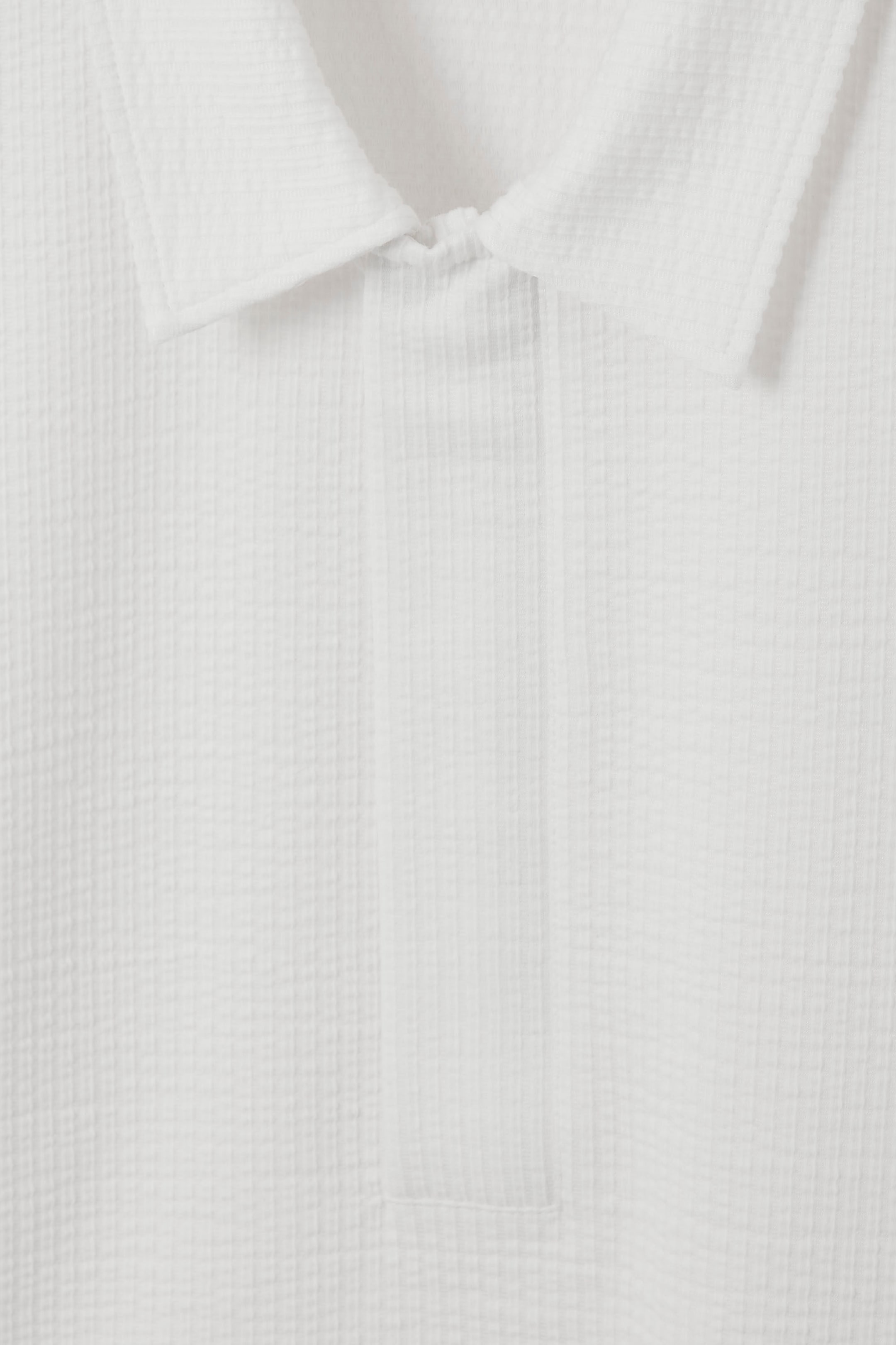 SEERSUCKER-POLOSHIRT MIT KURZEM REISSVERSCHLUSS