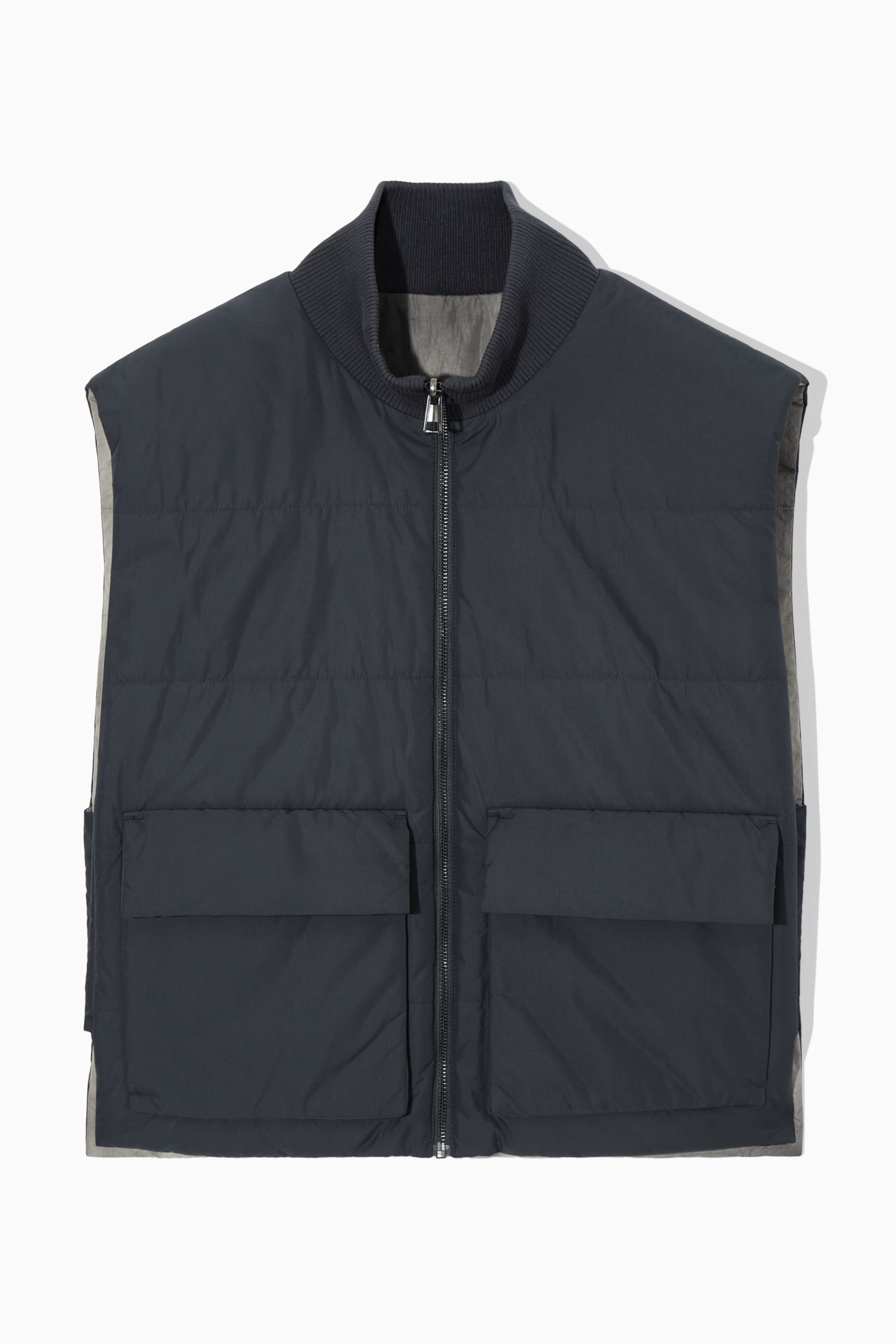Ingrandisci l'immagine: REVERSIBLE PADDED UTILITY GILET - GREY / NAVY - UOMO | H&M CH 2