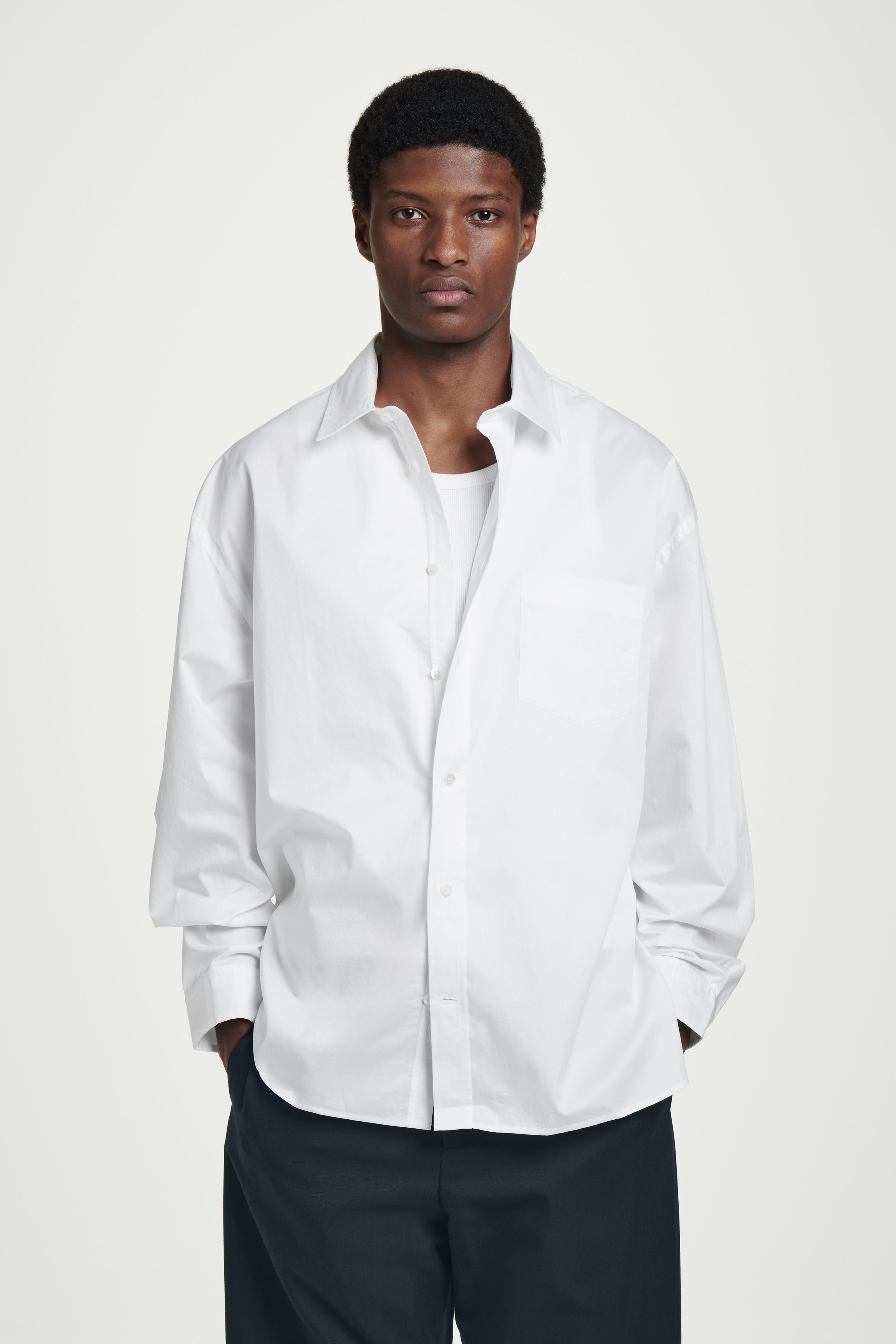 シャツ OAMC Oversized GEO Short Sleeve Shirt White 23E28OAU40COTOA0 WIDE OVERSIZED COTTON OXFORD SHIRT - WHITE | COS