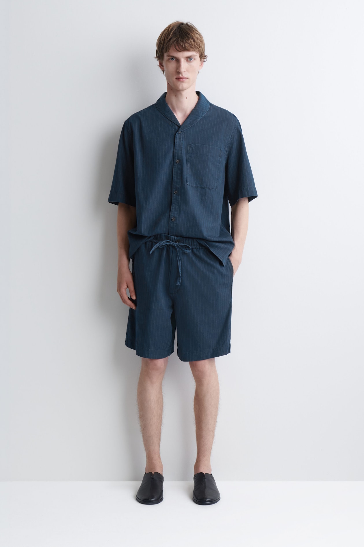 PINSTRIPED DENIM DRAWSTRING SHORTS — INDIGO / PINSTRIPED