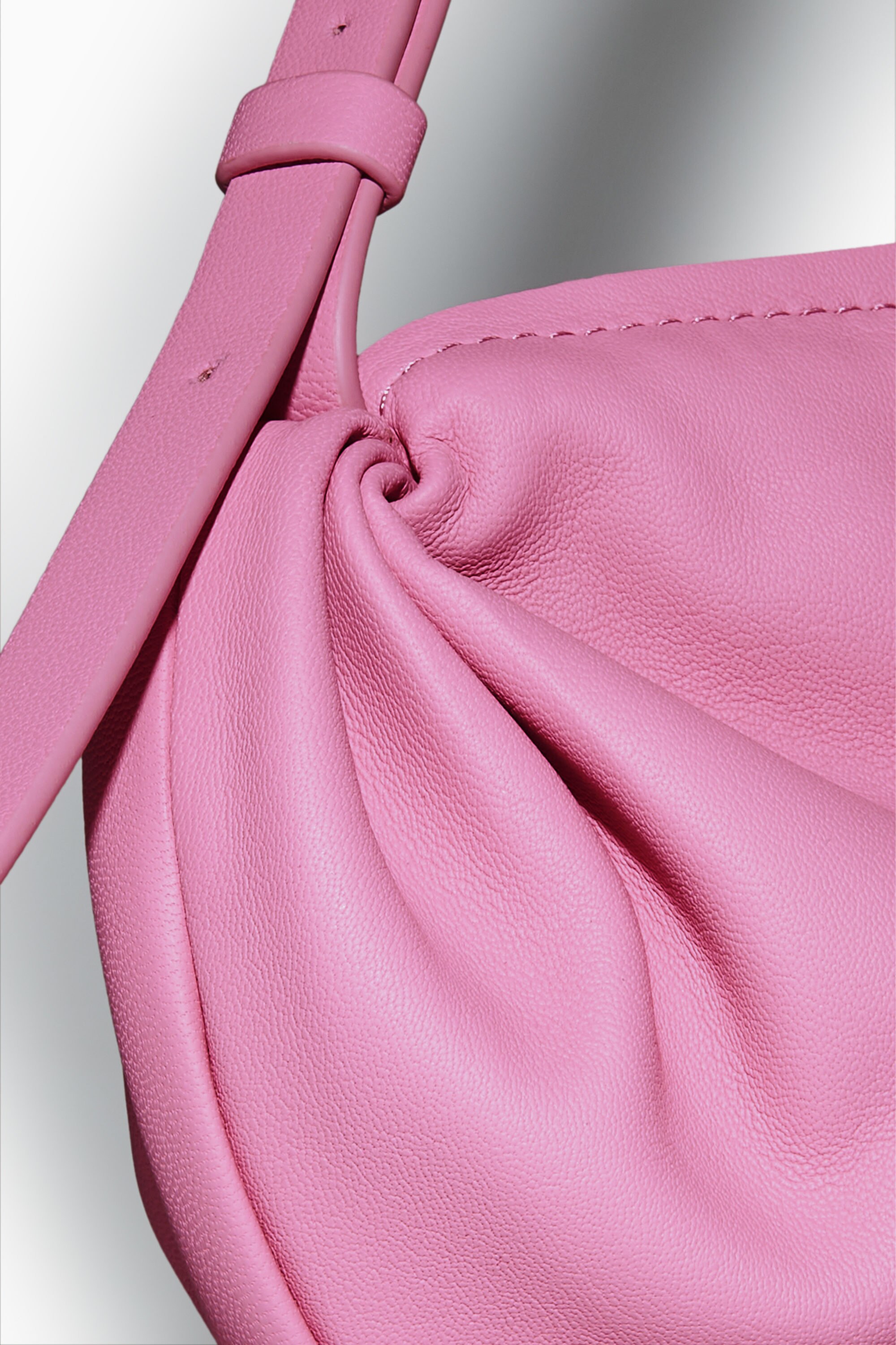★送料 関税込★COS★GATHERED LEATHER SHOULDER BAG★ ◇人気商品◇COS GATHERED LEATHER SHOULDER BAG◇関税/送料込